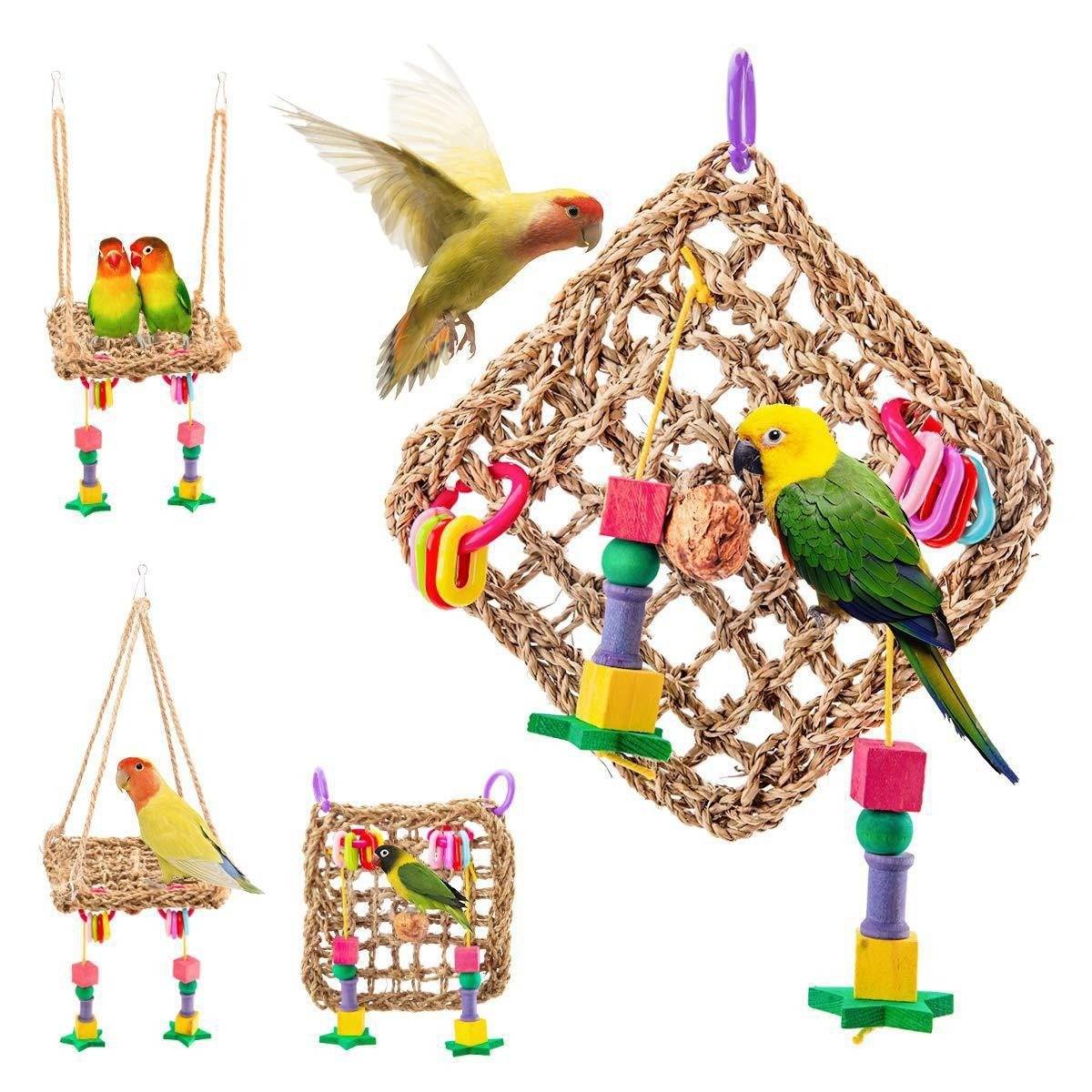 Collage aus bunten Vogelspielzeugen: geflochtene hängende Schaukeln und eine quadratische Seilstange mit Perlen, Haken und angebrachten Kausspielzeugen, gezeigt mit kleinen Papageien.