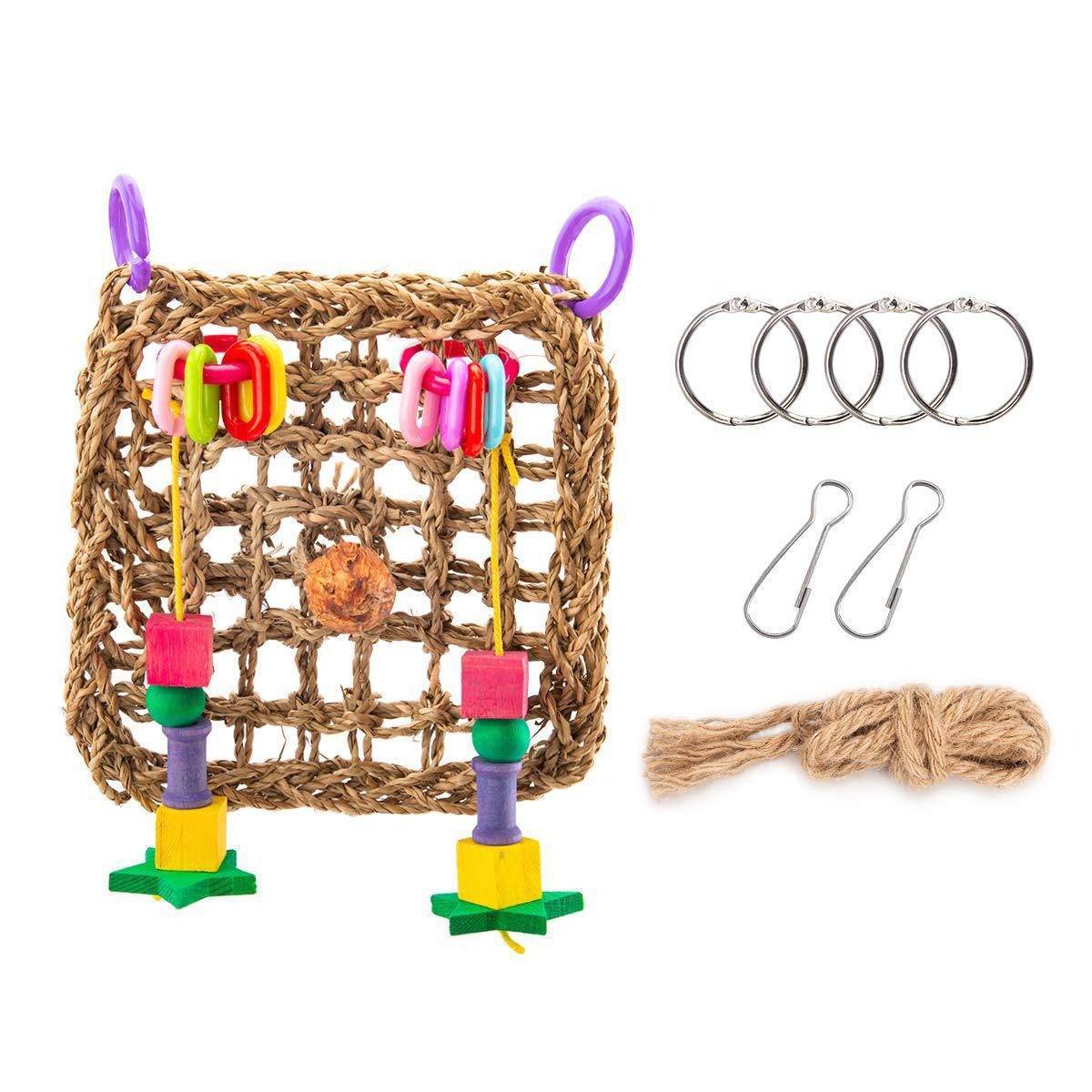 Vogelspielzeug-Set mit gewebtem Seilkletter-Netz, farbigen baumelnden Blöcken und Ringen, Metallclips, zusätzlichen Ringen und Seilstück auf weißem Hintergrund.