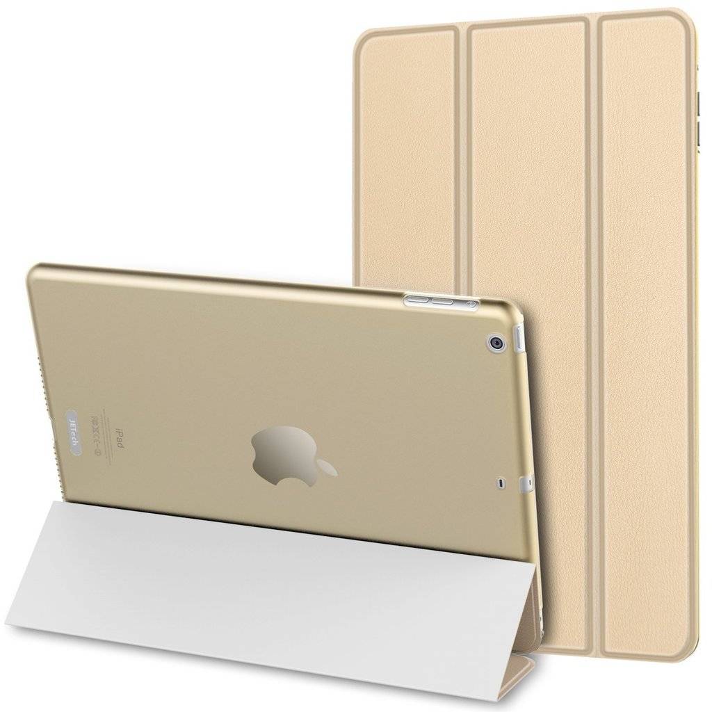 Gold-iPad in einer zusammenfaltbaren beigen Schutzhülle, geöffnet dargestellt mit dem Tablet in Querformat auf einem weißen Ständer.