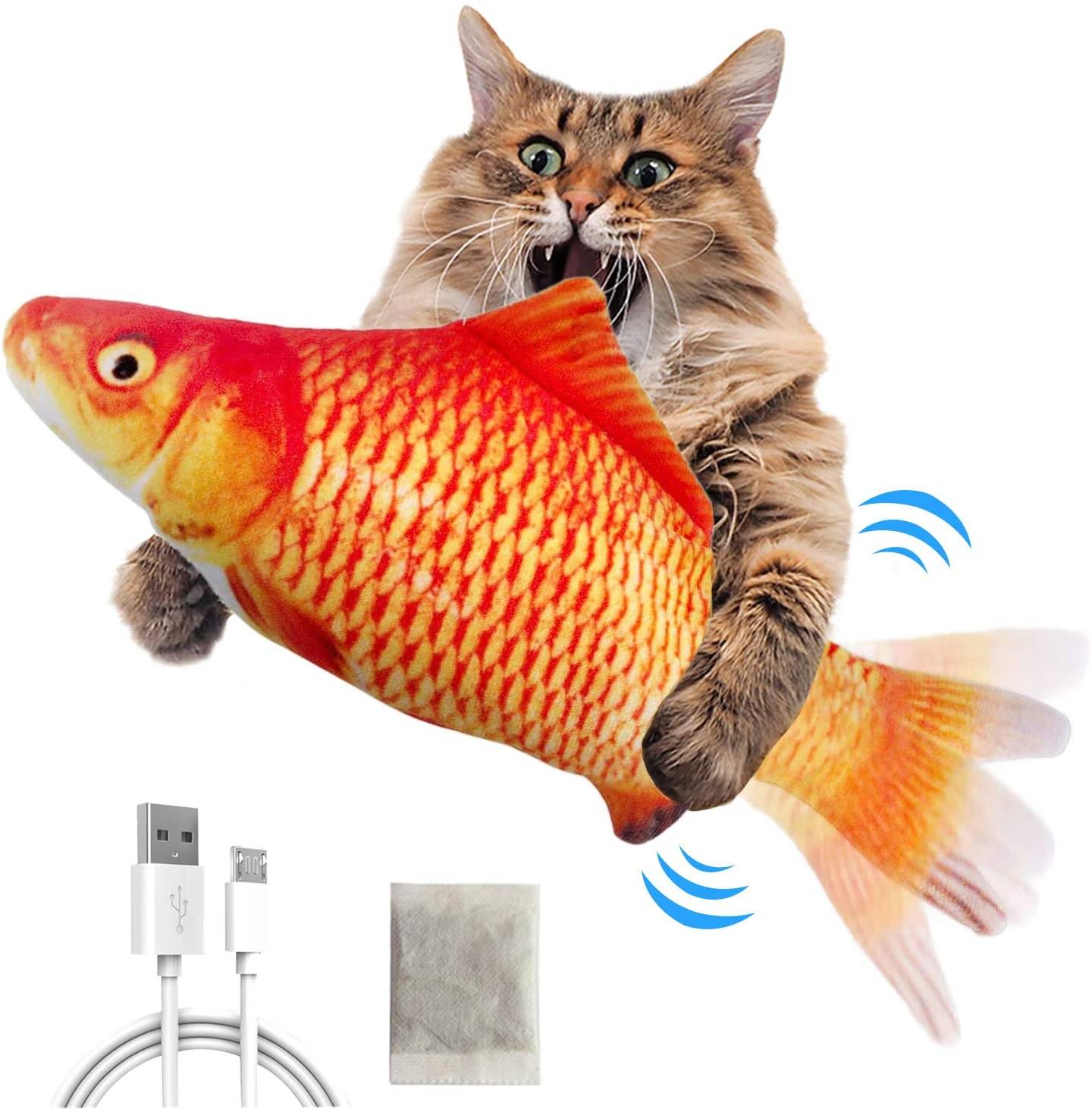 Katze, die einen realistischen Spielfisch mit Bewegungsmarken beißt und hält; USB-Ladekabel und kleines Reinigungstuch darunter abgebildet, was auf ein aufladbares Spielzeug hindeutet.
