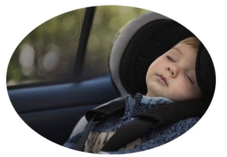 Schlafendes Kind, das in einem Autokindersitz gesichert ist, mit zur Seite geneigtem Kopf in einem Fahrzeug.