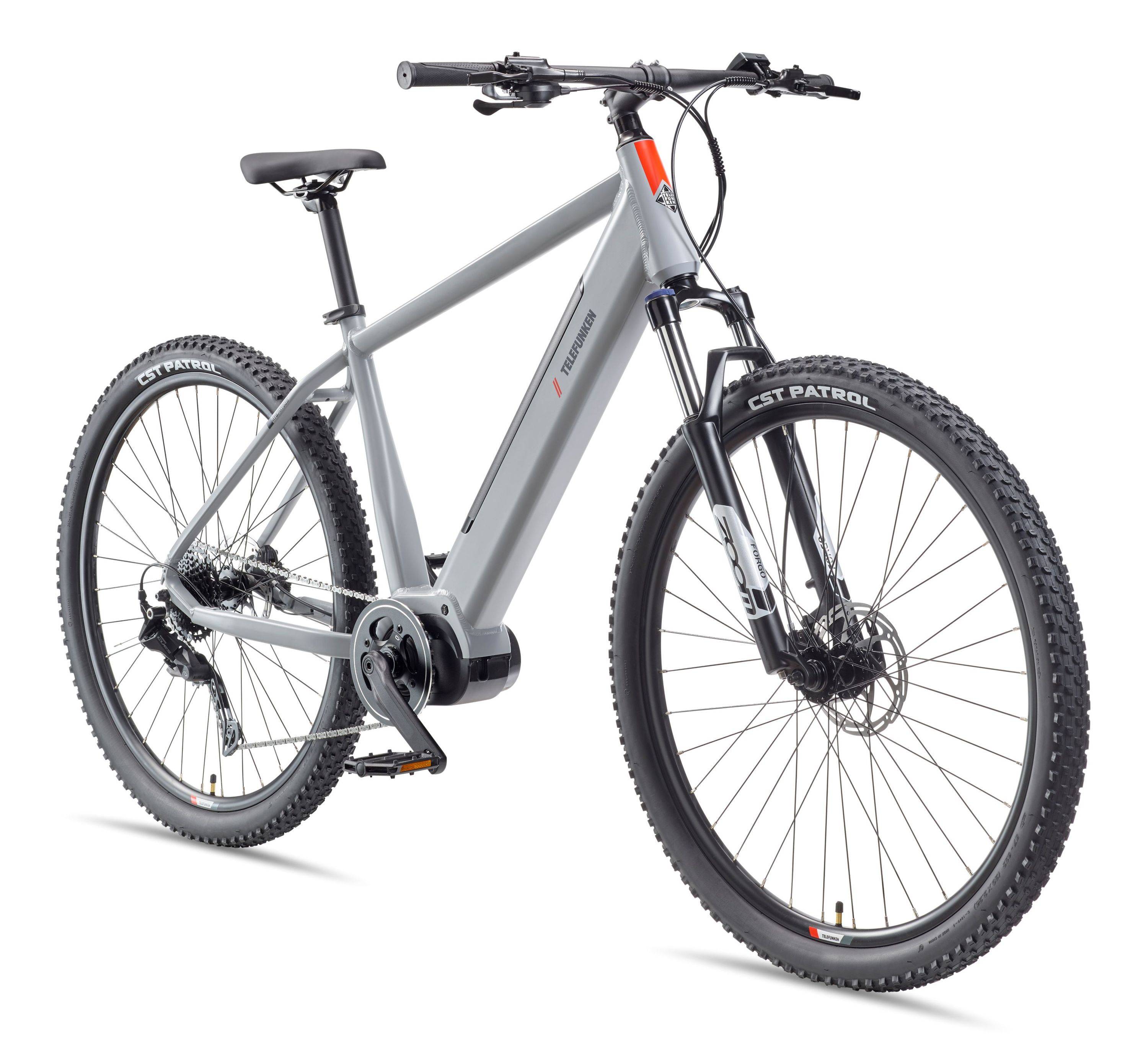 Graues Elektro-Mountainbike mit Federgabel, breiten Stollenreifen und Nabenmotor am Hinterrad auf weißem Hintergrund.