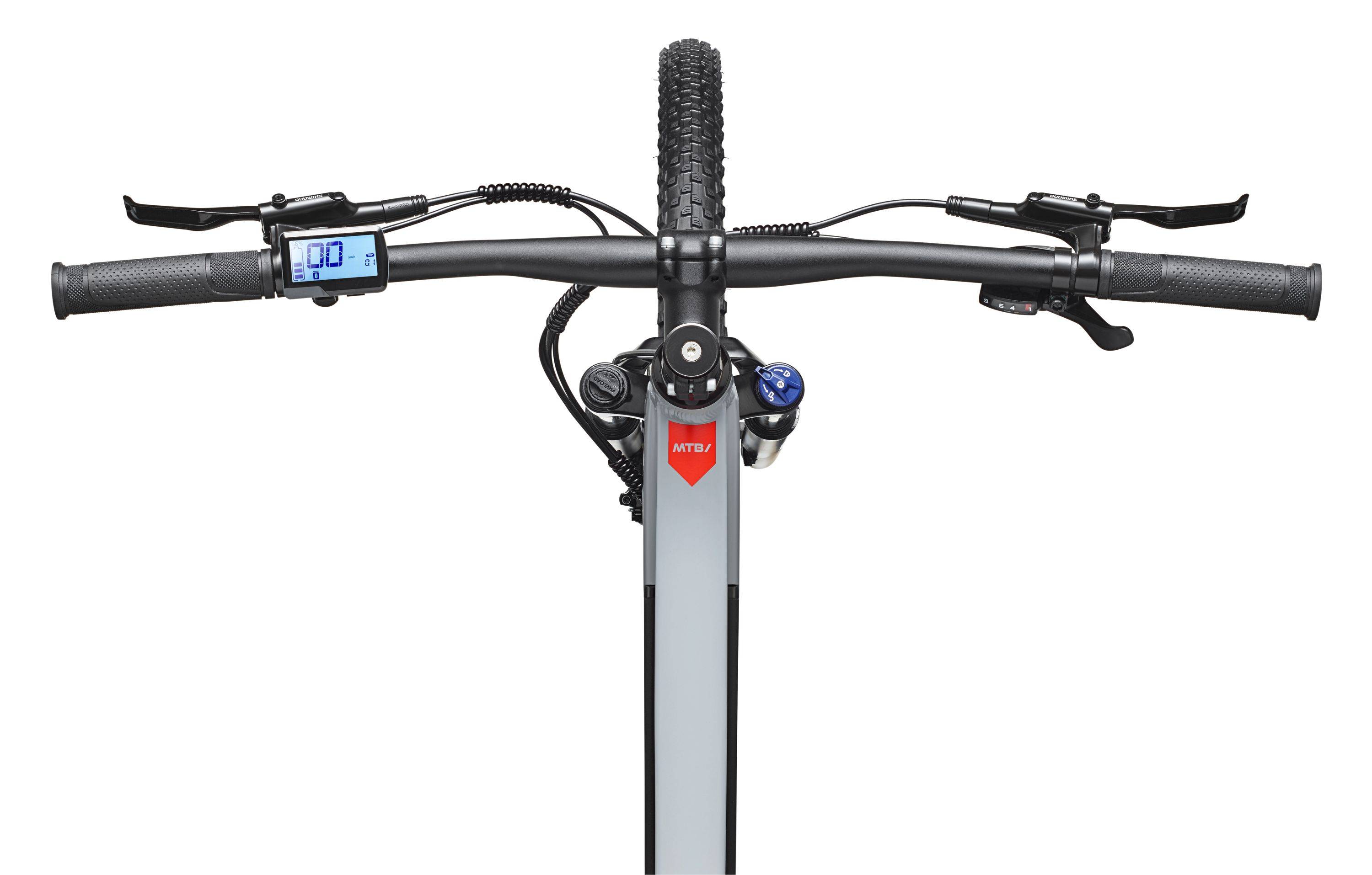 Vorderansicht eines Fahrradlenkers und Vorbaus mit Bremshebelne, Griffen, montiertem Display und einem zentralen Vorderreifen vor weißem Hintergrund.