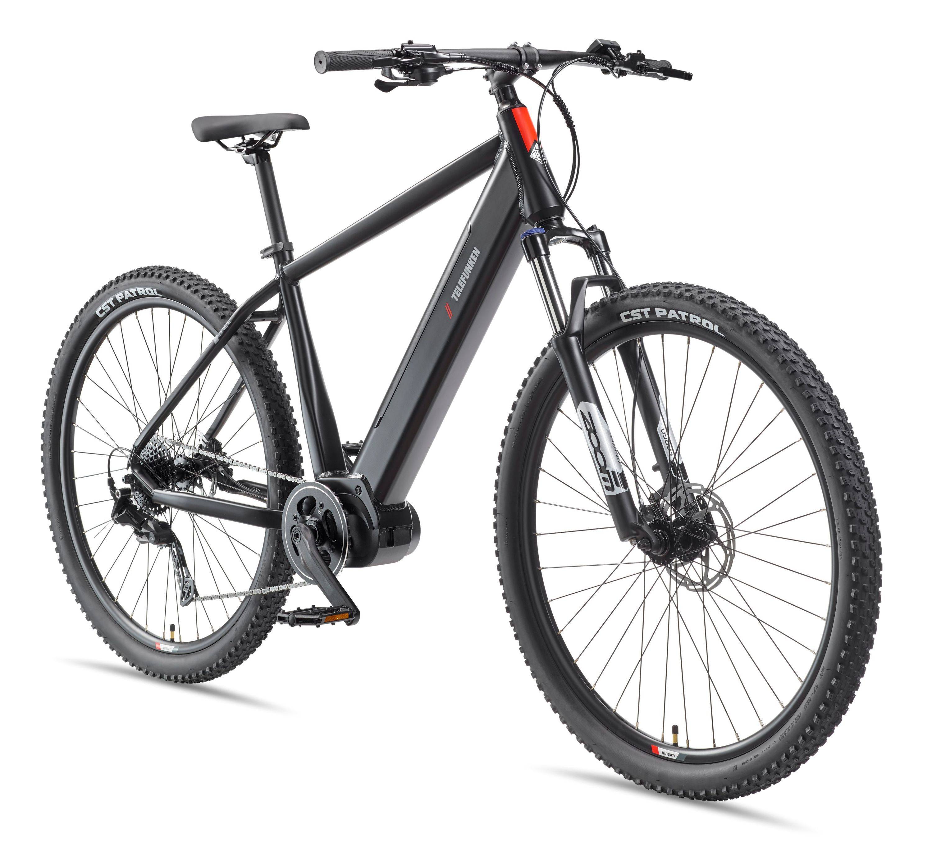 Schwarzes Elektro-Mountainbike mit dicken Reifen, Federgabel und integriertem Akku auf weißem Hintergrund dargestellt.
