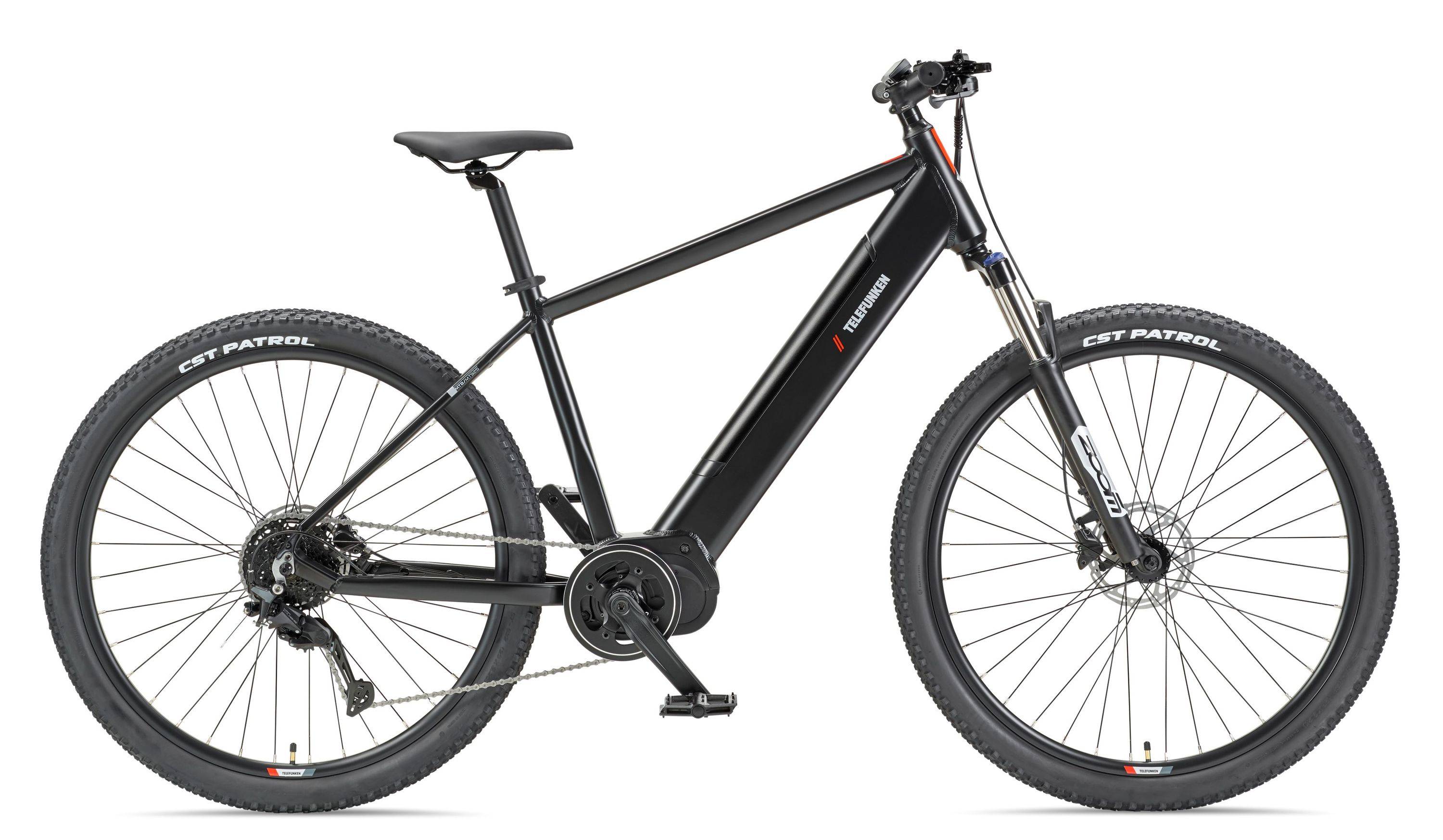 Schwarzes Elektro-Mountainbike in Seitenansicht auf weißem Hintergrund, mit dicken Reifen und integriertem Akku im Rahmen.