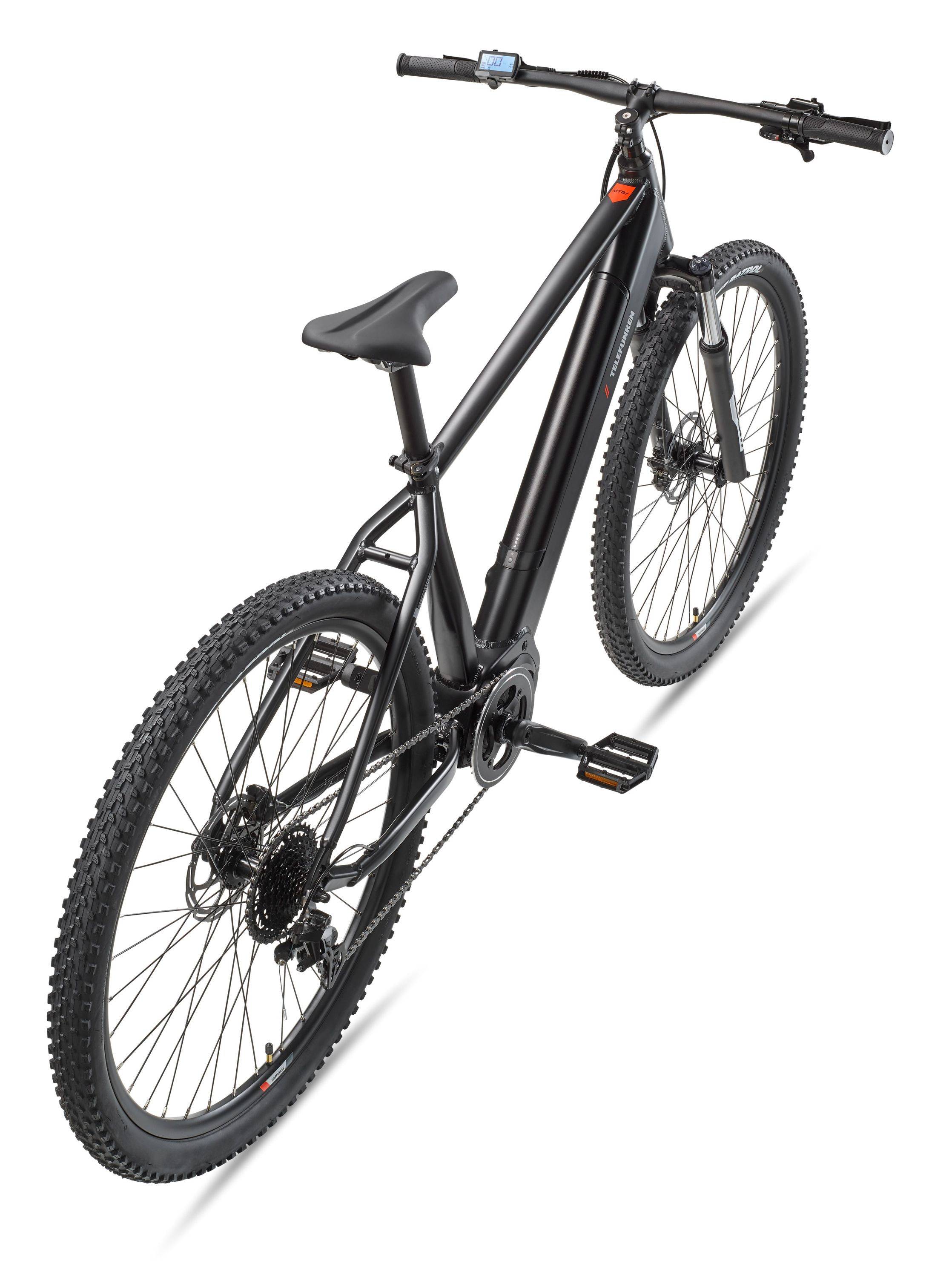 Schwarzes E-Mountainbike auf weißem Hintergrund, Schrägansicht mit dicken Reifen, Federgabel vorne und in den Rahmen integriertem Akku.