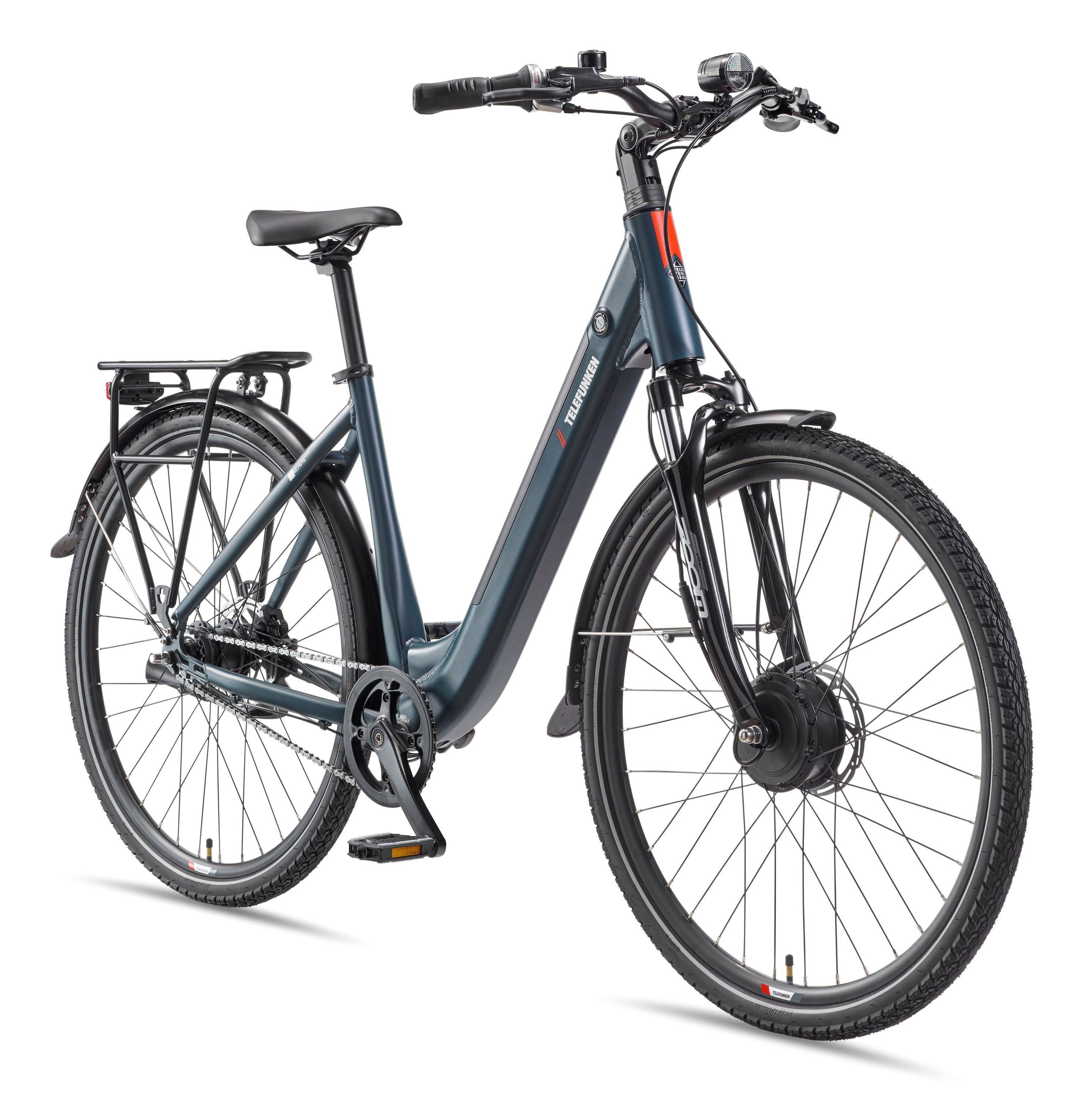 Dunkelblaues Elektrofahrrad in Seitenansicht vor weißem Hintergrund, mit Tiefeinsteiger-Rahmen, hinterem Gepäckträger, Schutzblechen und vorderem Nabenmotor.