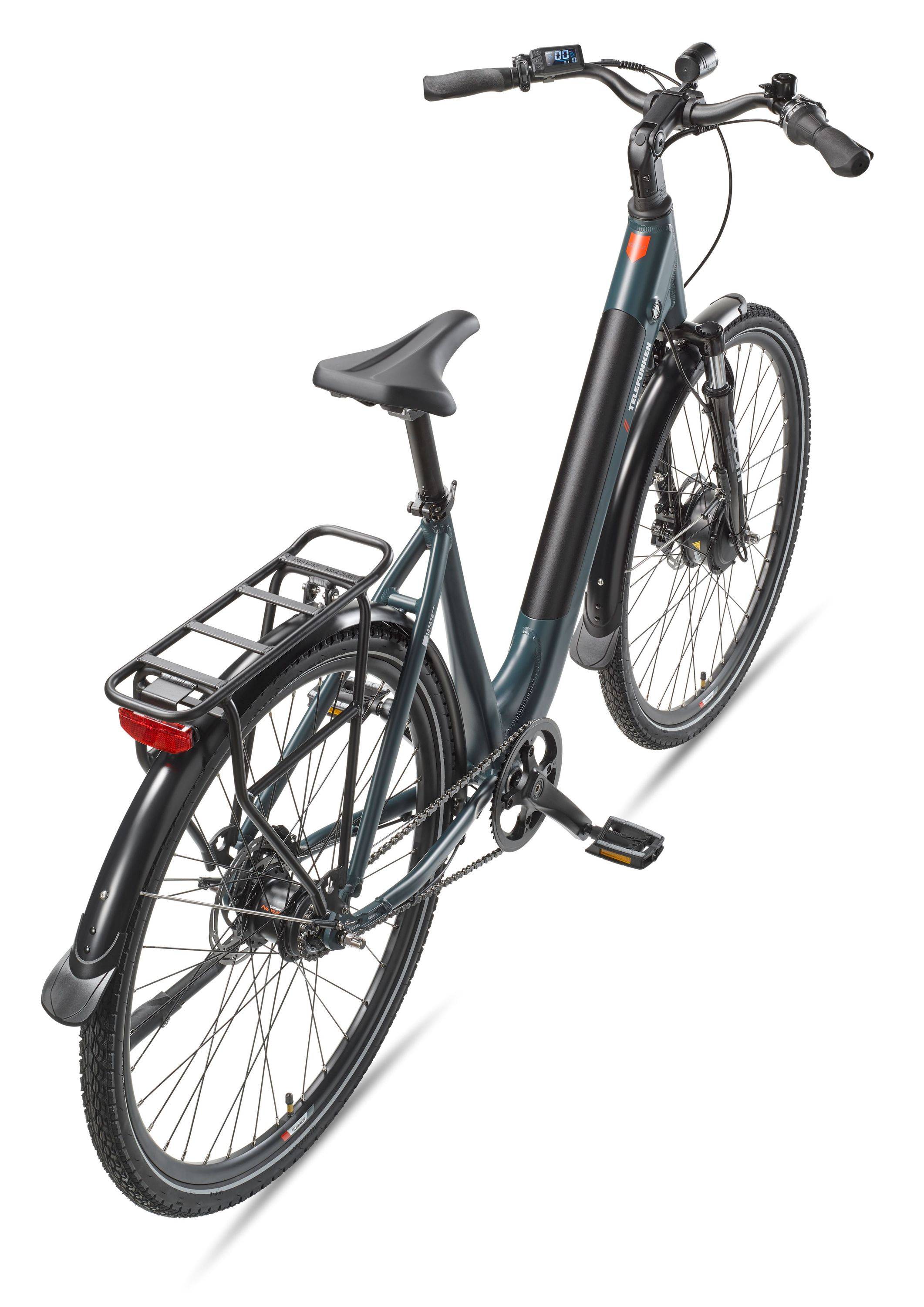 Ein schwarzes elektrisches Pendlerfahrrad mit Gepäckträger hinten, Schutzblechen und aufrechtem Lenker auf weißem Hintergrund.