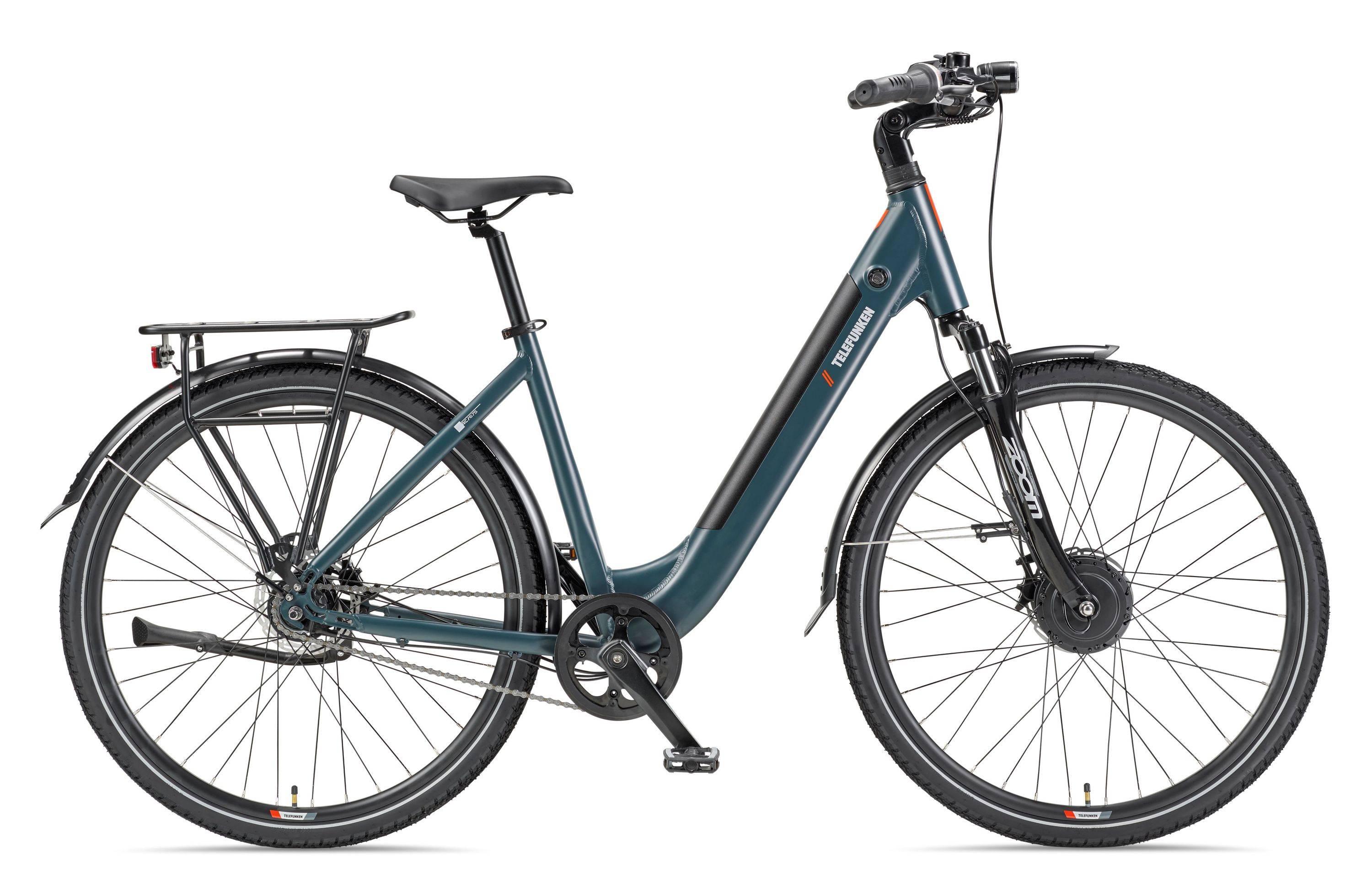 Ein türkisfarbenes elektrisches Stadtfahrrad mit Durchstiegsrahmen, Schutzblechen, Gepäckträger hinten und Federgabel vorne, dargestellt in Seitenansicht auf weißem Hintergrund.
