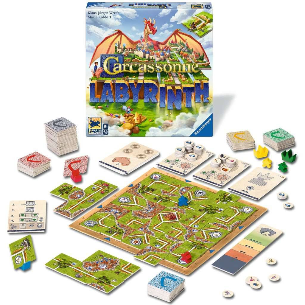 Carcassonne Labyrinth Brettspiel-Set mit Schachtel, modularem Labyrinthfeld, Charakterplättchen, Spielmarken, Karten und farbigen Spielfiguren auf weißem Hintergrund ausgebreitet.
