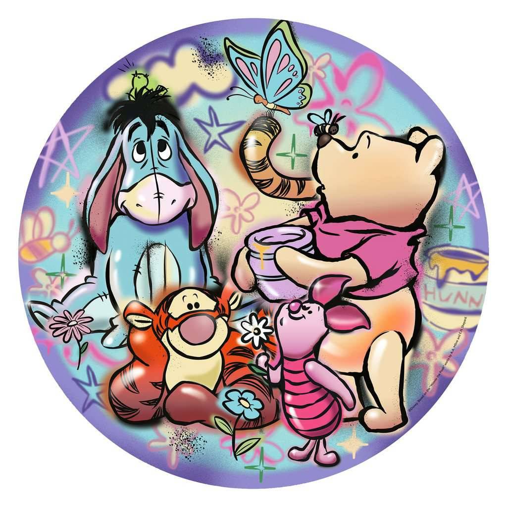 Karikaturgrafik von Winnie dem Bären, Tigger, Ior und Ferkel mit einem Schmetterling auf farbenfrohem Pastellhintergrund innerhalb eines Kreises.