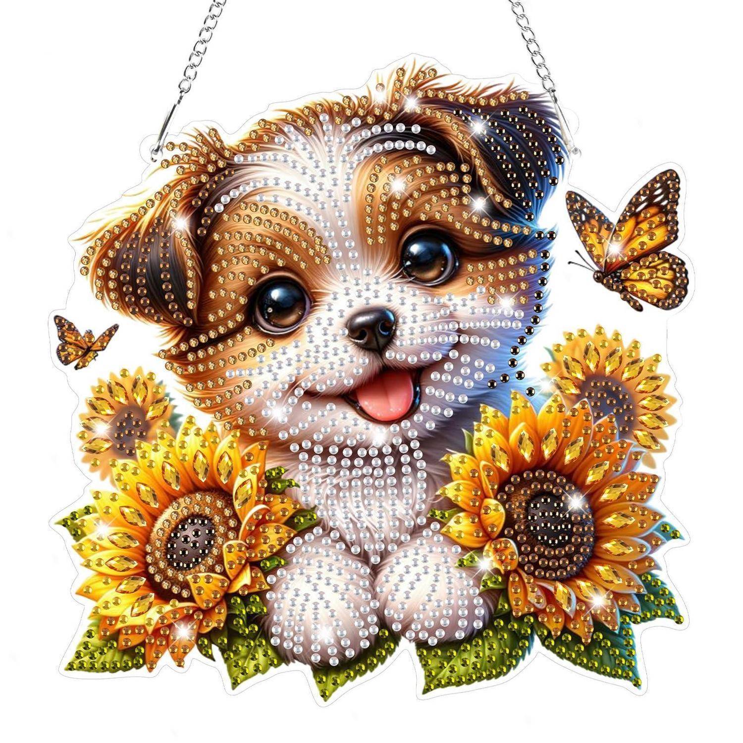 Ein funkelnder Hundeanhänger mit lachendem Gesicht, umgeben von Sonnenblumen und Schmetterlingen, hängend an einer Kette.