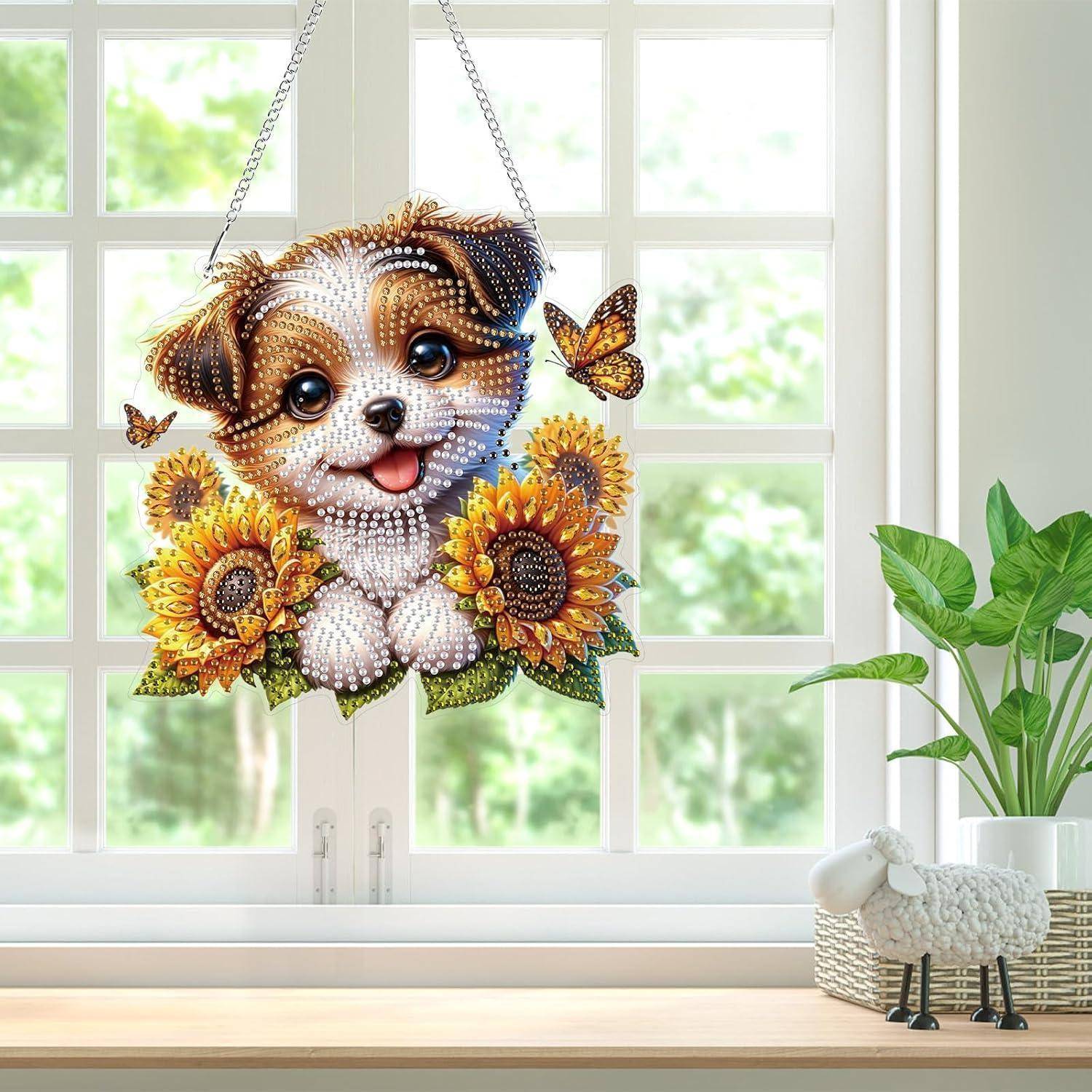 Dekoratives, hundeförmiges Hängekonstrukt mit Sonnenblumen und Schmetterlingen in einem hellen Fenster, neben einer Topfpflanze und einer kleinen Schaffigur.