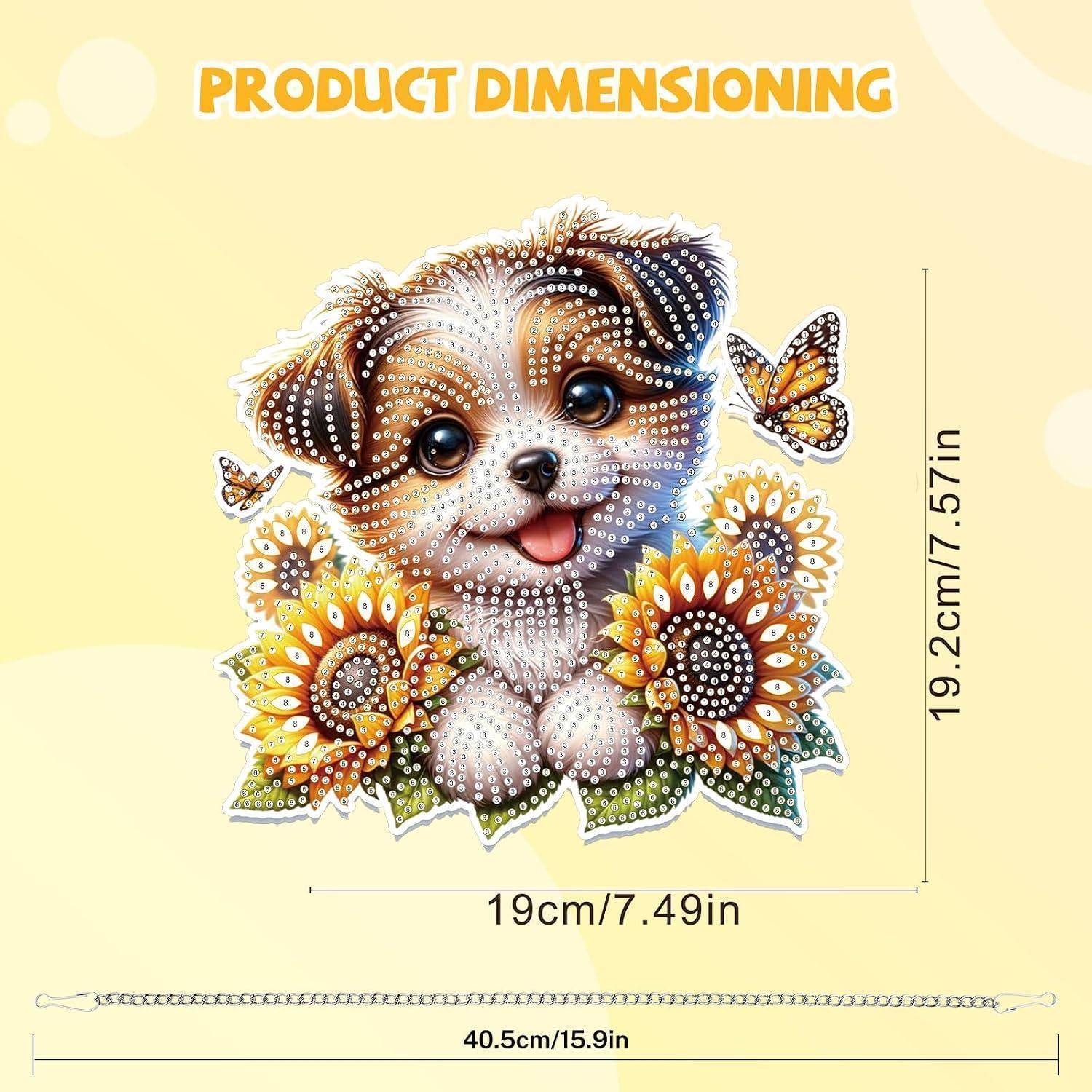 Produktdimensionierungsgrafik eines Perlenhündchens umgeben von Sonnenblumen und Schmetterlingen, zeigt eine Breite von 19 cm und eine Höhe von 19,2 cm, mit einer Kettenlänge von 40,5 cm.