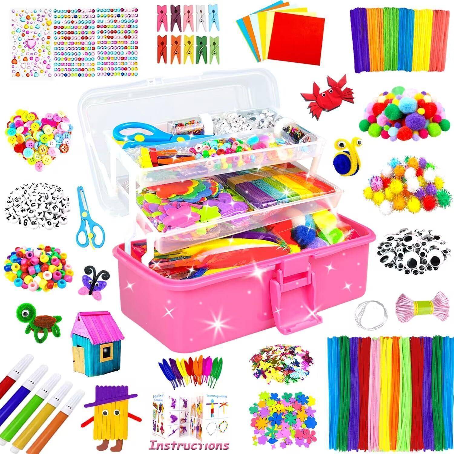 Ein Bastelset in einer rosa Aufbewahrungsbox mit durchsichtigen Schubladen, gefüllt mit farbenfrohen Pompons, Papier, Pfeifenreinigern, Schere, Markern, Klammern, Perlen und Anleitungen.