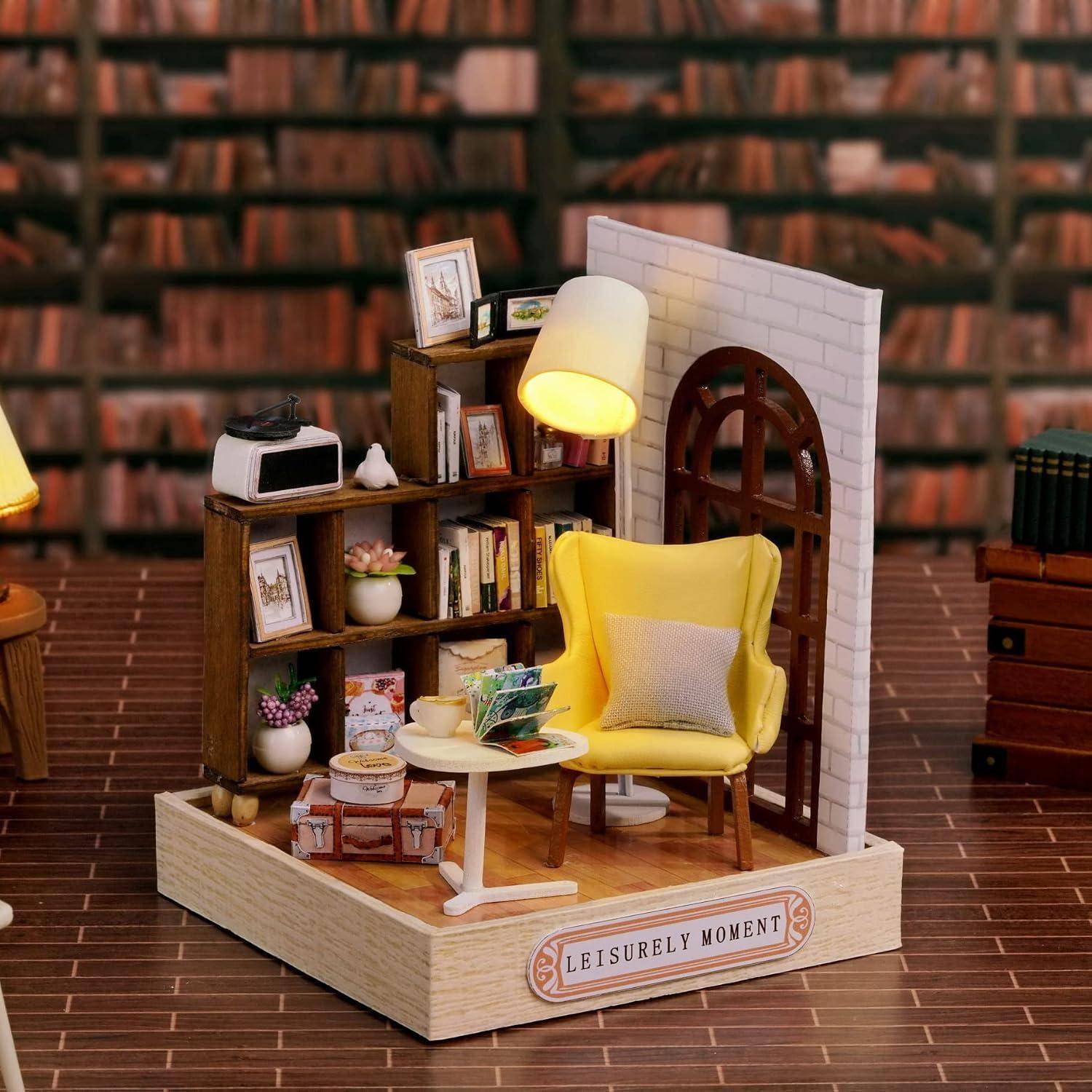 Miniaturkaribik-Leseecke mit gelbem Sessel, Lampe, Bücherregal und kleinem Tisch in einer gerahmten Raumanzeige mit der Bezeichnung „GEMÜTLICHER MOMENT