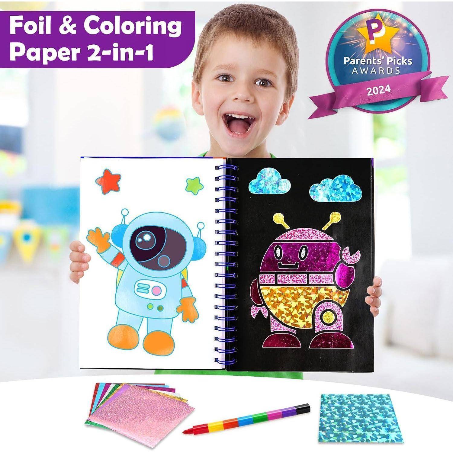 Kind, das eine Folien- und Malbuch-2-in-1-Aktivitätsbuch mit einer Roboter-Illustration und einer glitterveredelten Roboter-Seite hält; enthält Kunstzubehör und ein Parents' Picks Awards 2024-Abzeichen.