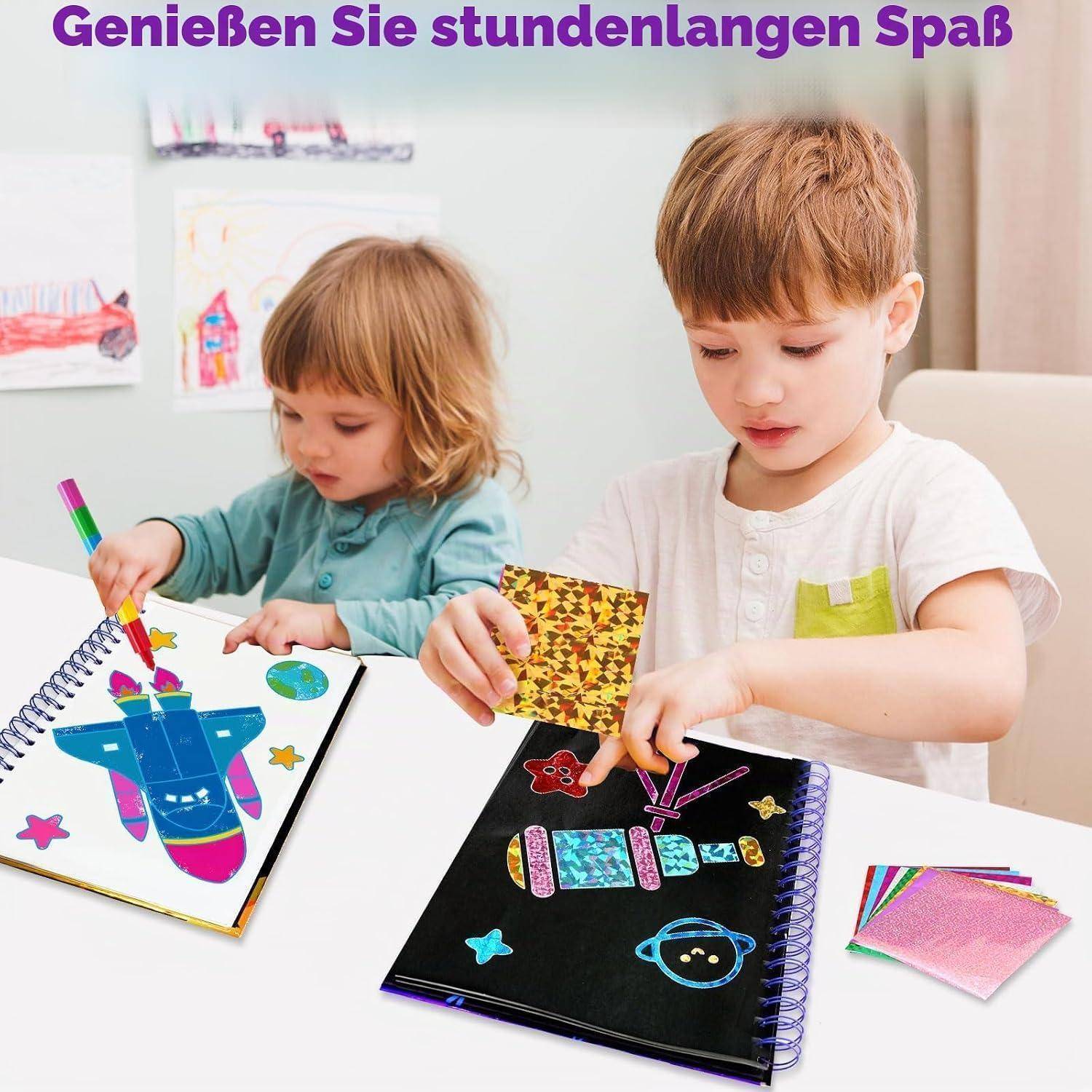 Zwei Kinder verzieren Spiralblöcke mit farbenfrohen Aufklebern; der deutsche Text lautet „Genießen Sie stundenlangen Spaß