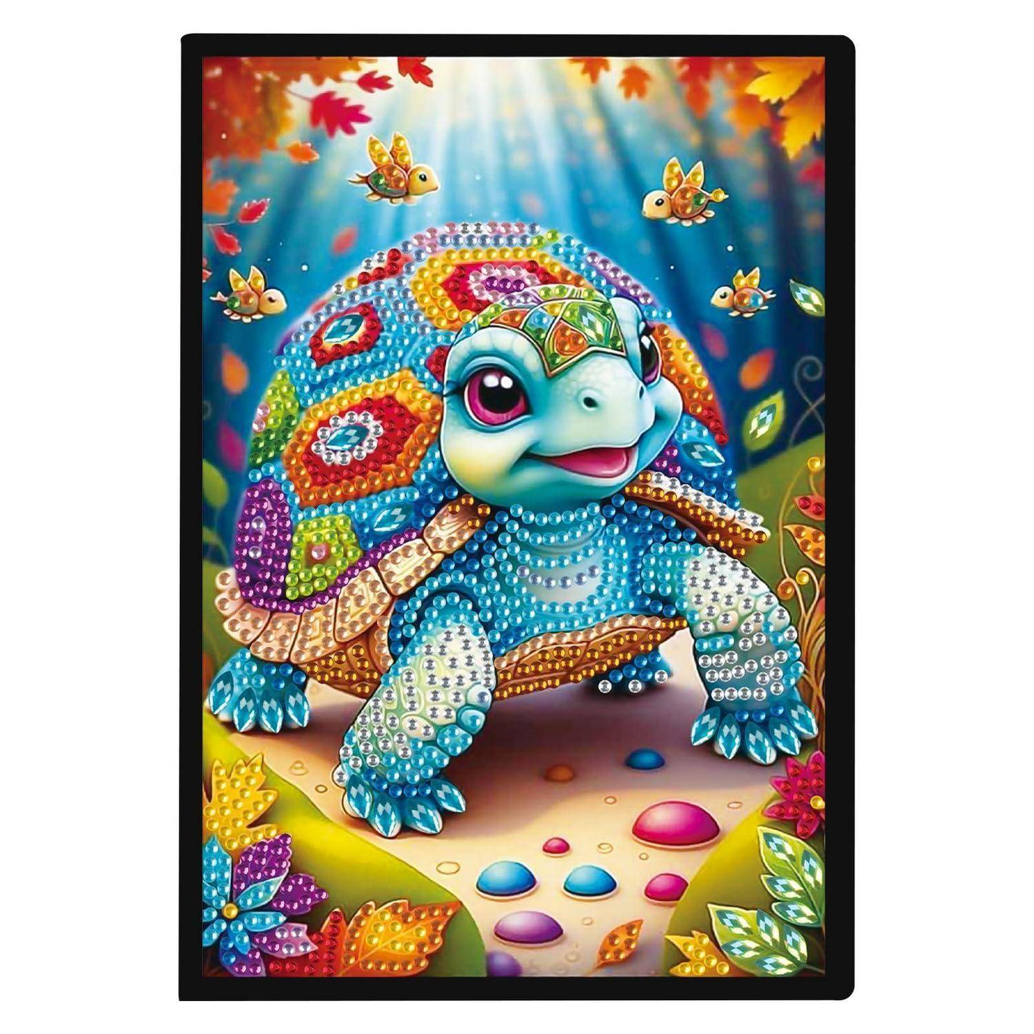 Bunte juwelenbehängte Cartoon-Schildkröten-Kunstwerk mit einer lächelnden Schildkröte und kleinen Vögeln auf hellem, blumigem Herbsthintergrund.