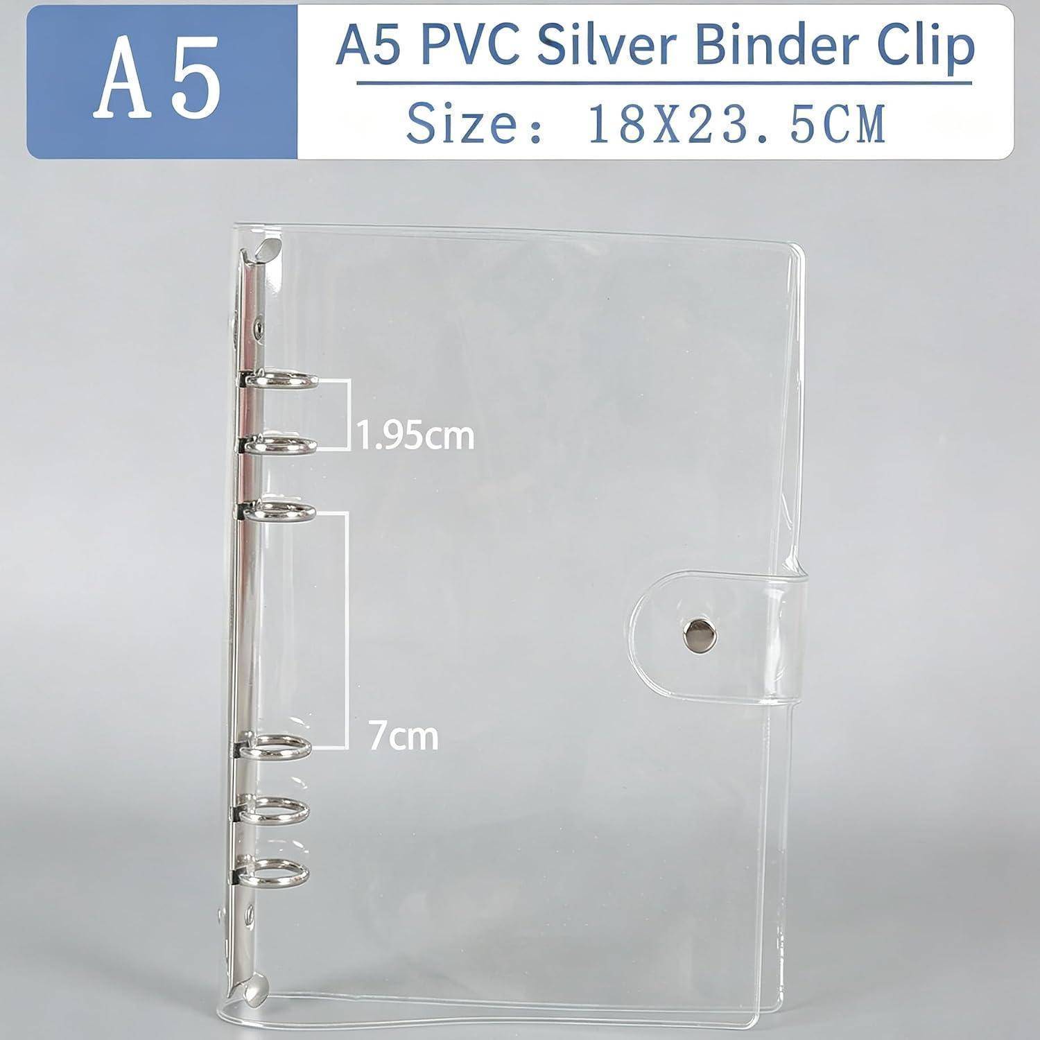 Transparenter A5 PVC Ordnerklammer-Ordner, Größe 18 x 23,5 cm, mit sechs Ringöffnungen und Druckknopfverschluss.