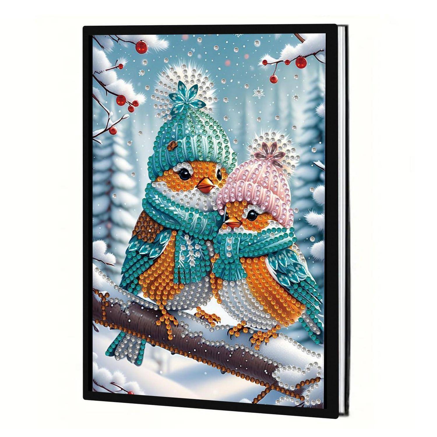 Eingerahmtes Winterkunstwerk mit zwei bunten Vögeln, die sich auf einem verschneiten Ast kuscheln, während sie Strickmützen und Schals tragen.