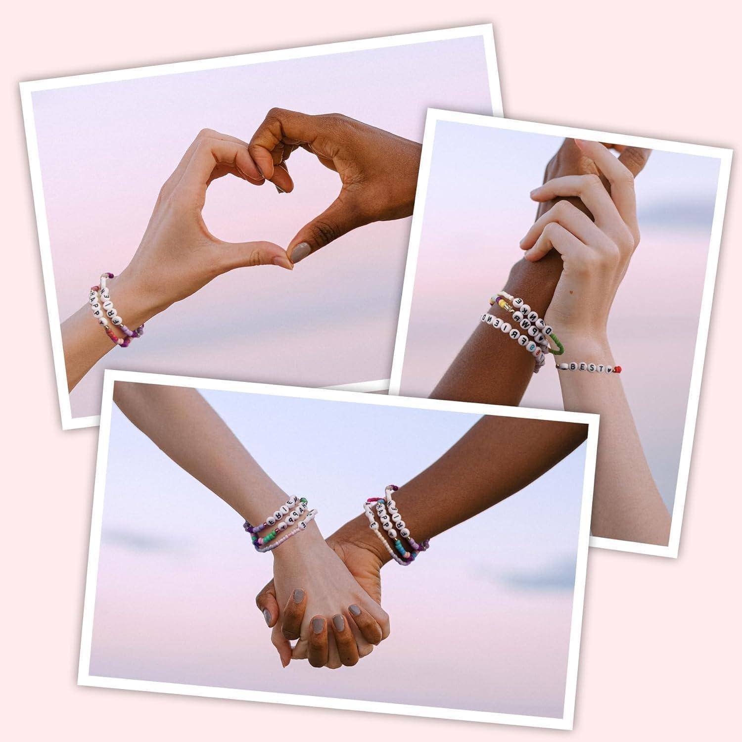 Collage aus drei Fotos, die zwei Personen zeigt, die sich an den Händen halten und mit ihren Fingern eine Herzform gegen einen Himmel mit Pastellfarben bilden.