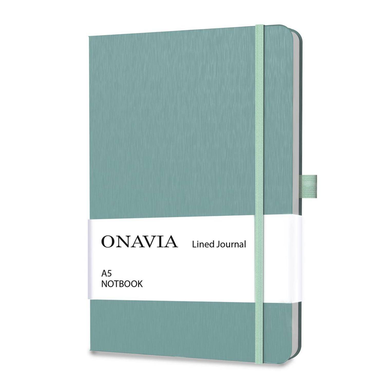 Notizbuch aus Teal A5 liniert mit Gummiband und weißem Etikett mit der Aufschrift „ONAVIA Lined Journal