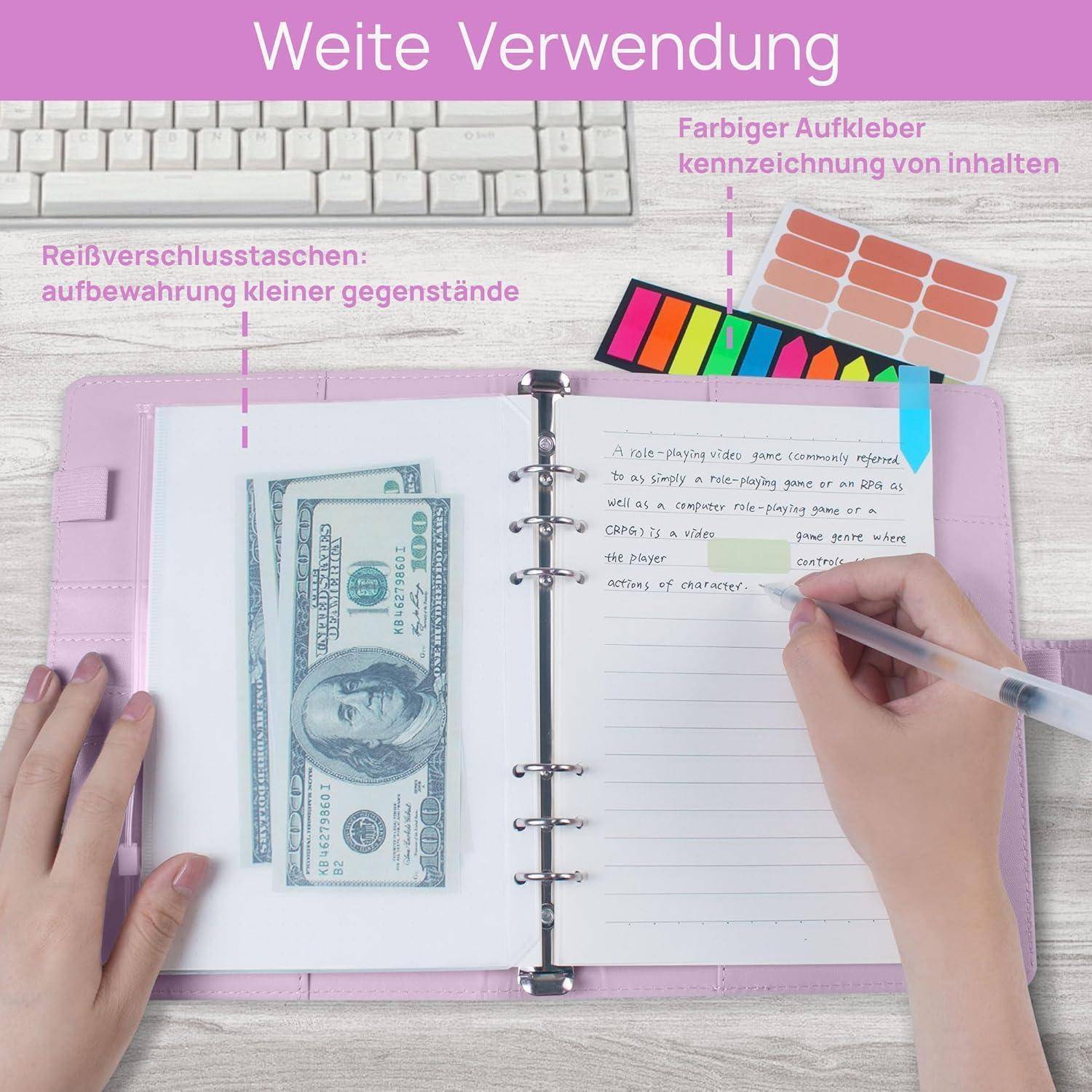 Offener rosa Ringordner zur Aufbewahrung und Organisation, der einen Geldschein in einer Reißverschlusstasche zeigt, Farbregistern und einer Hand, die im Notizbuch schreibt.