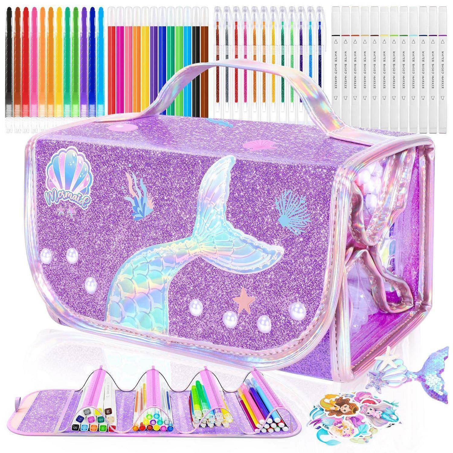 Lila Glitter Meerjungfrauen-Kunstset-Koffer mit Griff, geöffnet dargestellt mit farbigen Markern, Stiften und Aufkleberverzierungen darin und darum herum.