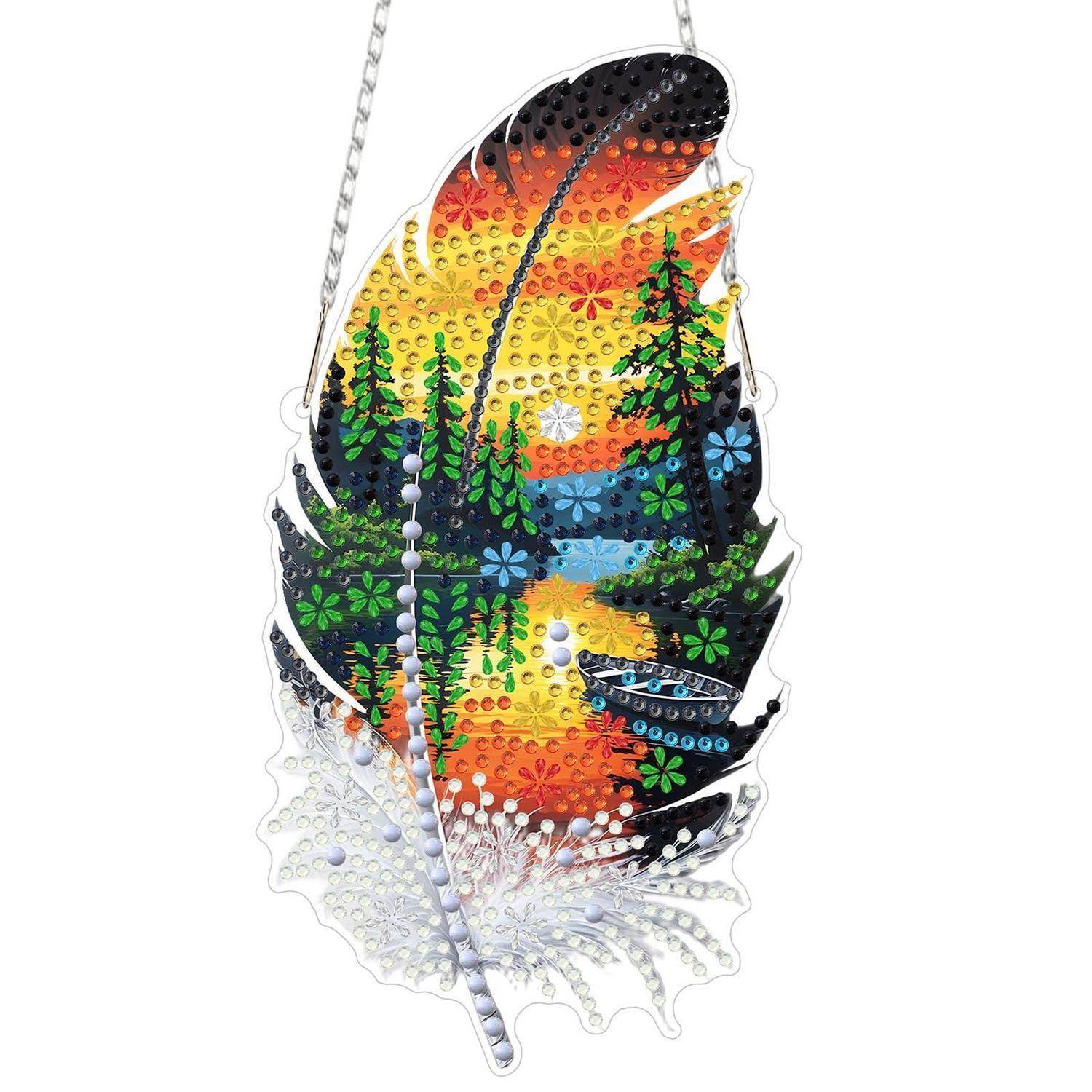 Buntes, federförmiges Hängeschmuck mit einer glitzernden Sonnenuntergangslandschaft, Bäumen, See und Blumen im Buntglasstil.