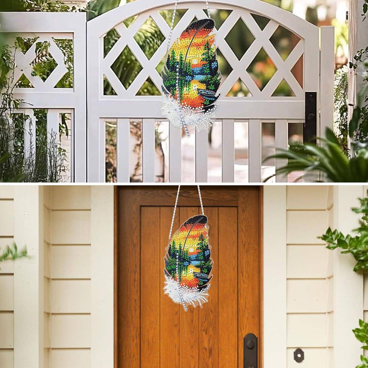 Bunte Feder-Windspiel mit einer perlenbesetzten Aufhängeschnur, dargestellt auf einem weißen Gartentor im oberen Bild und auf einer Haustür aus Holz im unteren Bild.