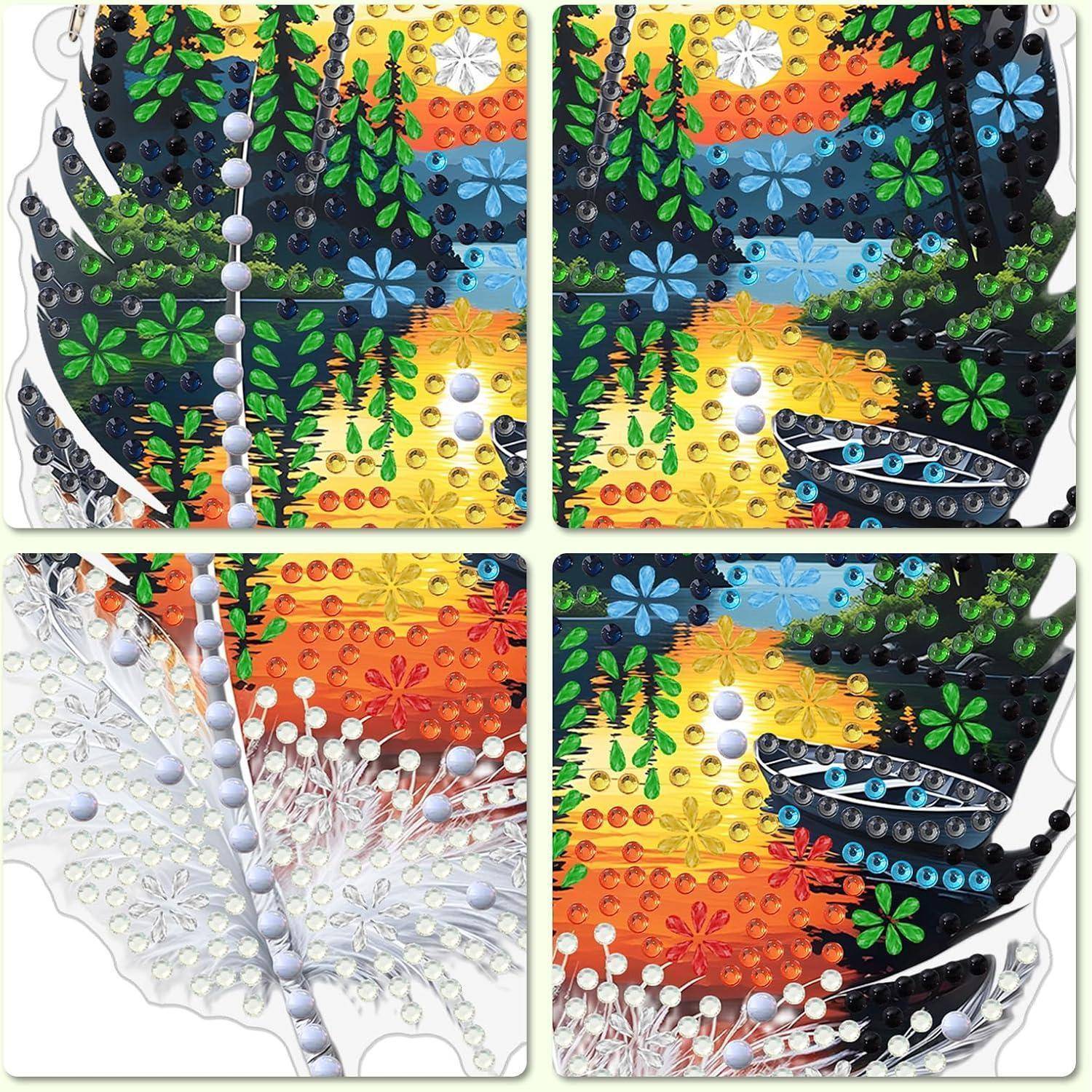 Vier Paneele zeigen ein feder-förmiges dekoratives Handwerk mit Strass- und Perlenakzenten in Regenbogen-, Schwarz- und Weiß-Variationen.