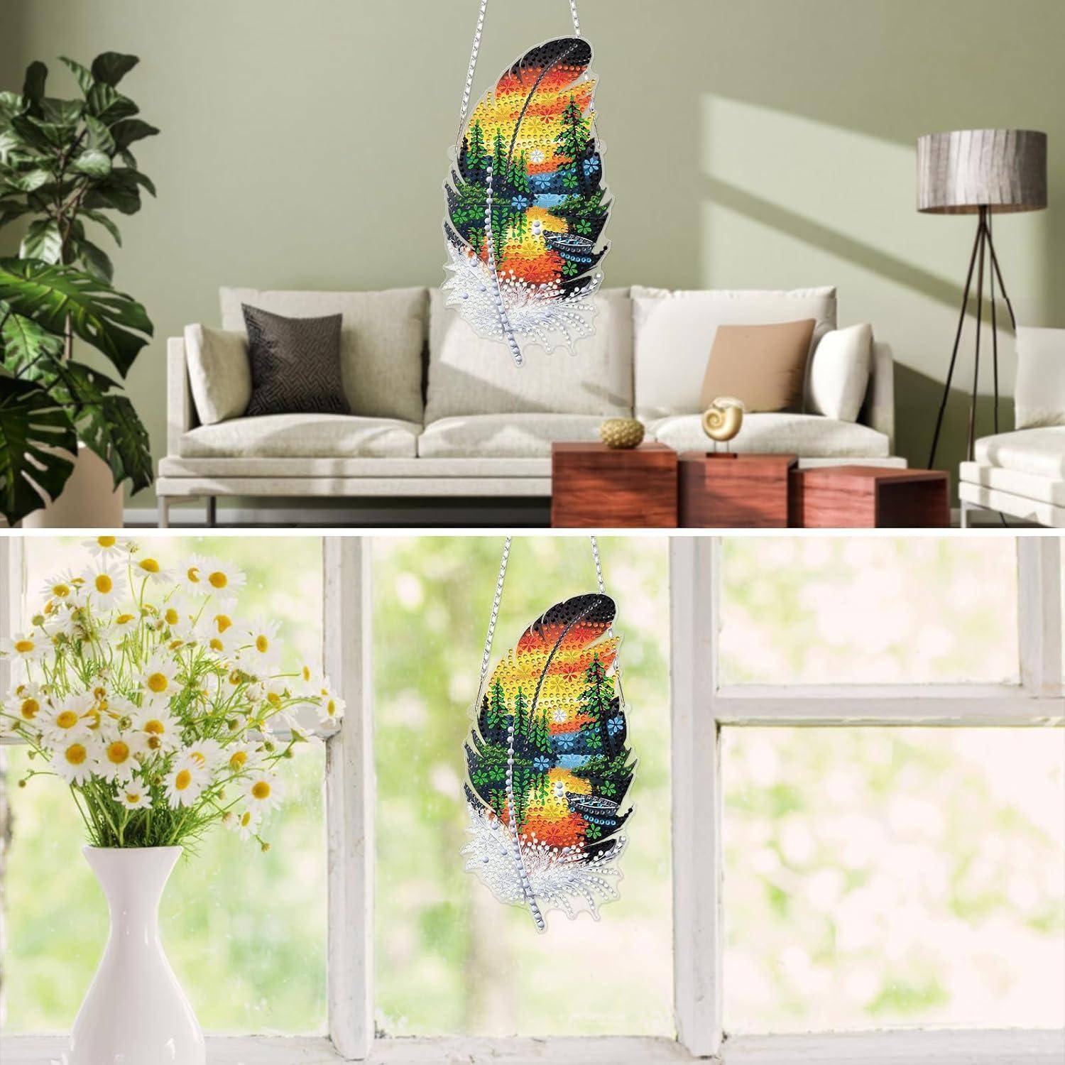 Bunte federförmige hängende Fenster- und Raumdekoration mit Regenbogen-Perlenmuster, gezeigt in einem Wohnzimmer und neben einer Blumenvase an einem hellen Fenster.