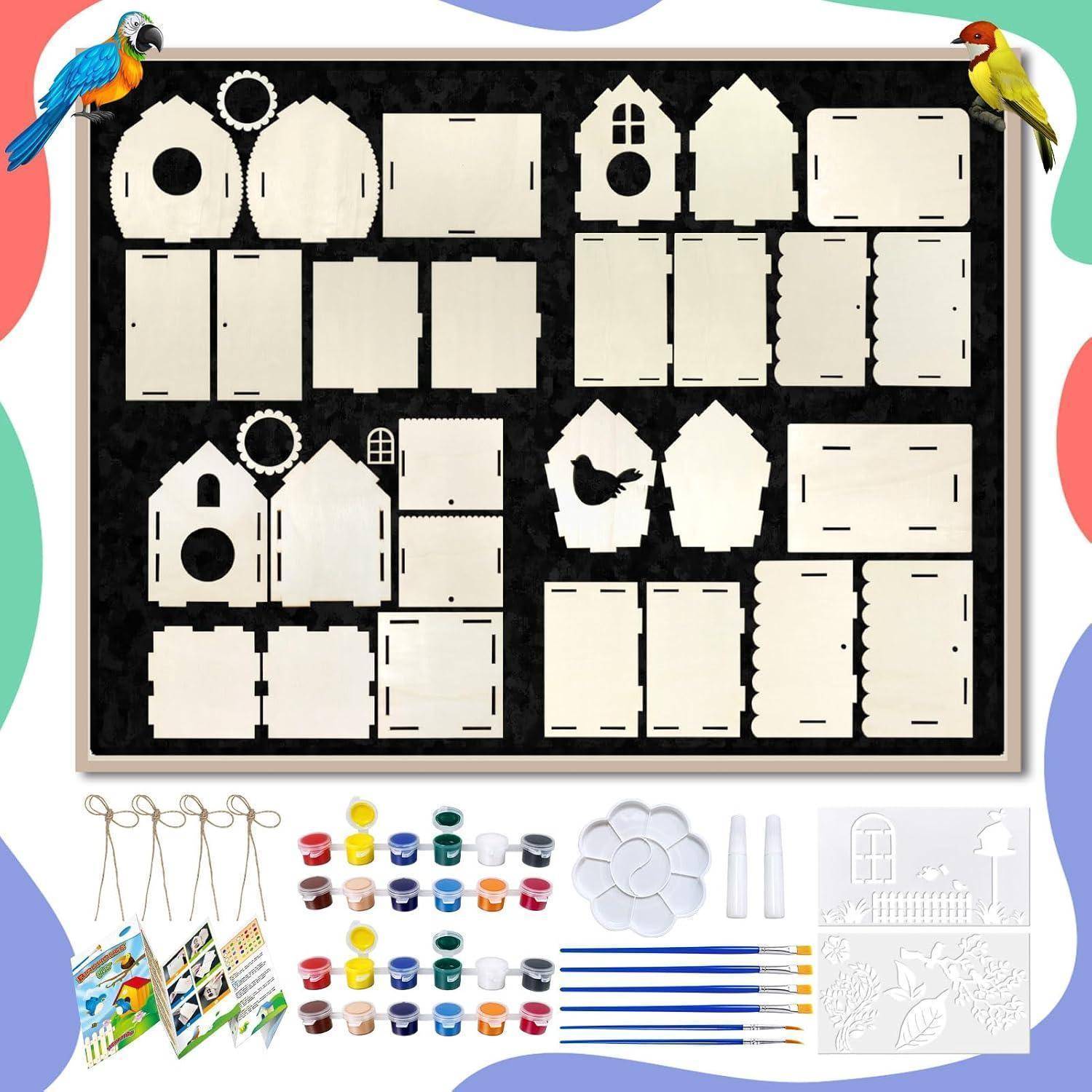 Bastelset-Layout mit lasergeschnittenen Holzhaus- und Schmuckteilen auf einer schwarzen Tafel, dazu Farbdosen, Pinsel, Schnur und beispielhafte fertige Dekorationen.