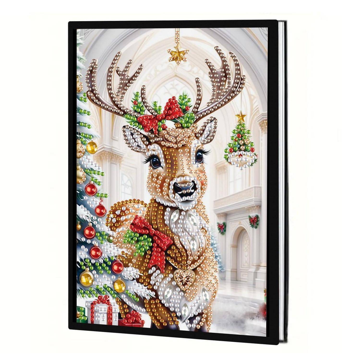 Gerahmtes Diamantkunst-Rentierpporträt neben einem geschmückten Weihnachtsbaum in einer hellen Halle, mit Weihnachtskugeln und Kränzen.