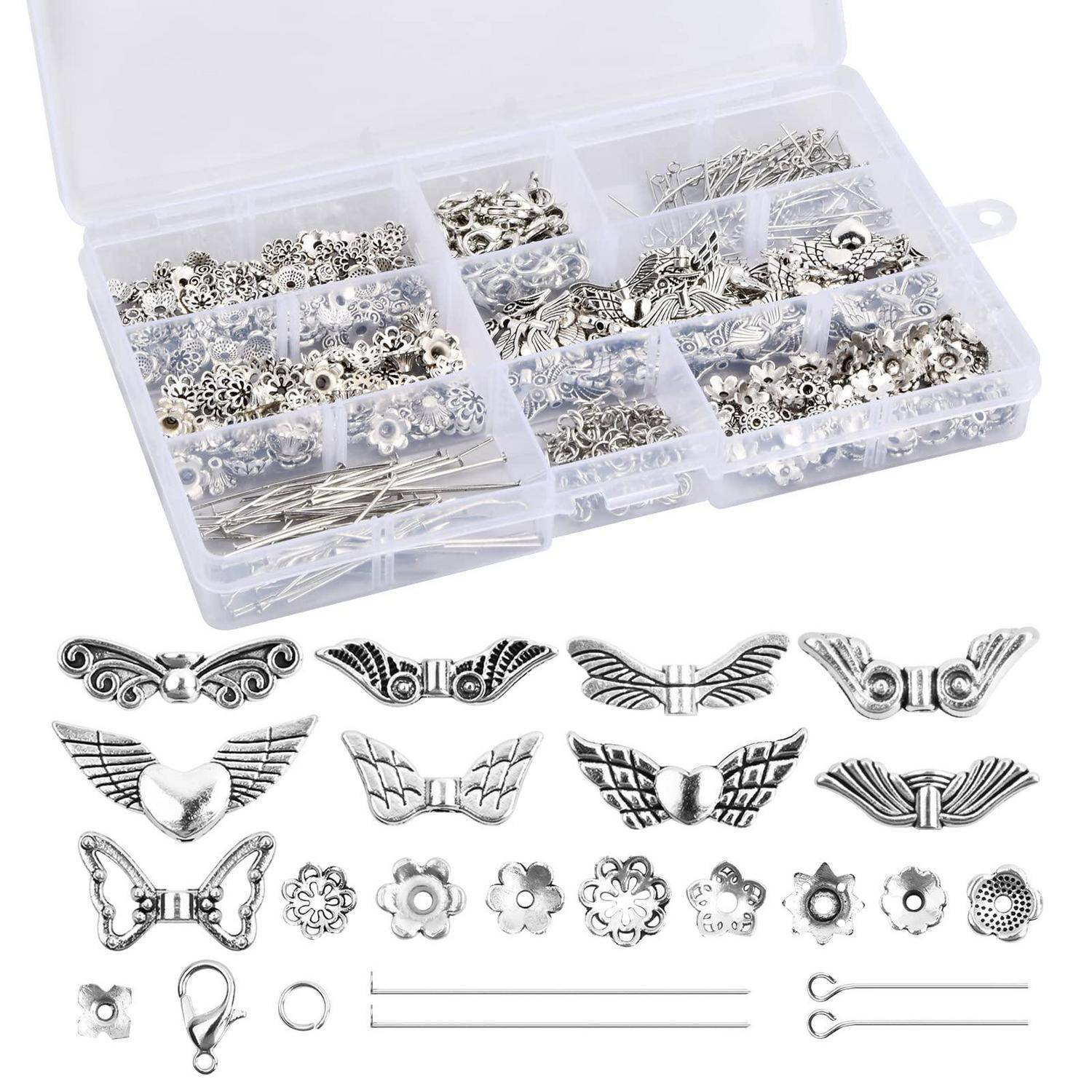 Offene Organizer-Box mit assortierter silberfarbener Schmuckzubehör und flügelförmigen Anhängern, mit Beispielen der Teile unten angeordnet.