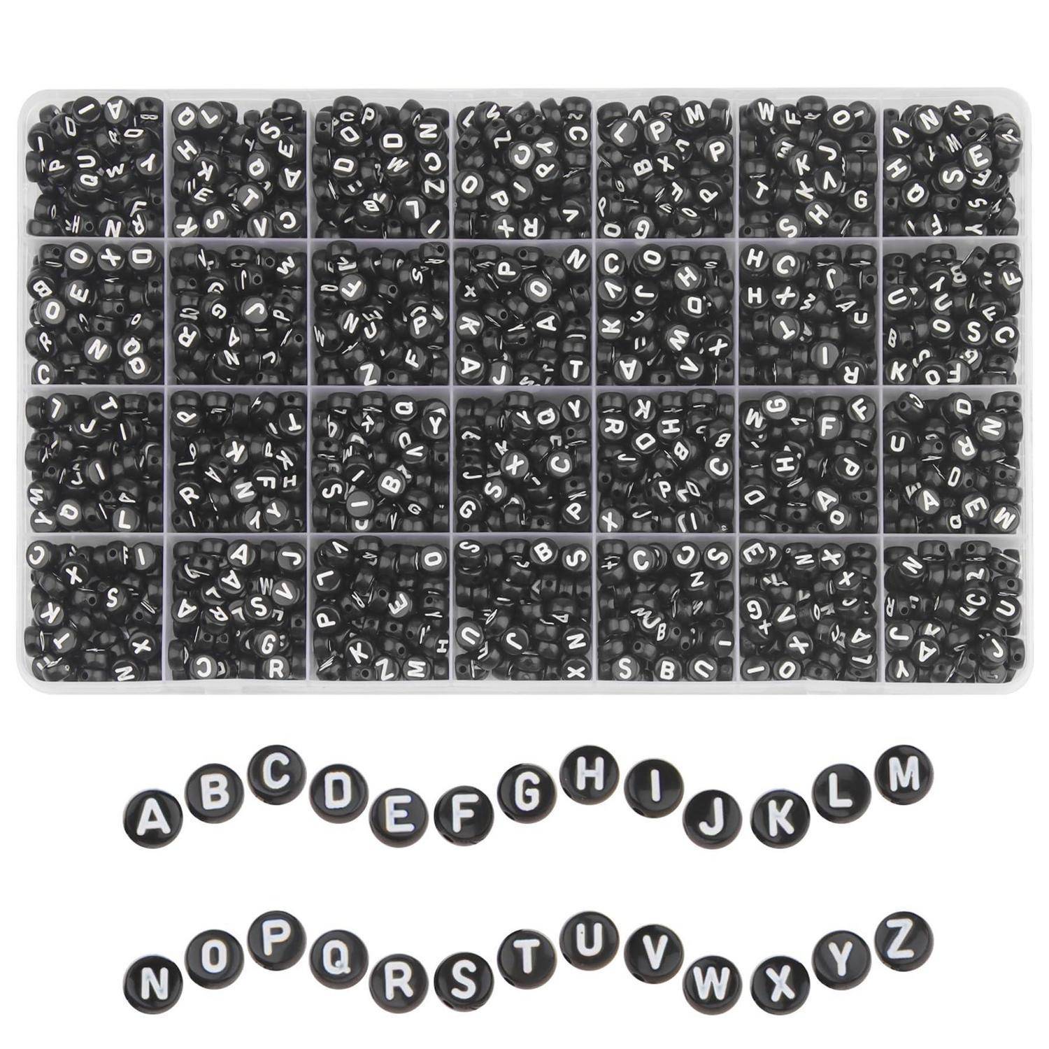Behälter mit schwarzen Buchstabenwperlen mit weißen Buchstaben, plus zwei Beispielreihen darunter, die A bis M und N bis Z buchstabieren.