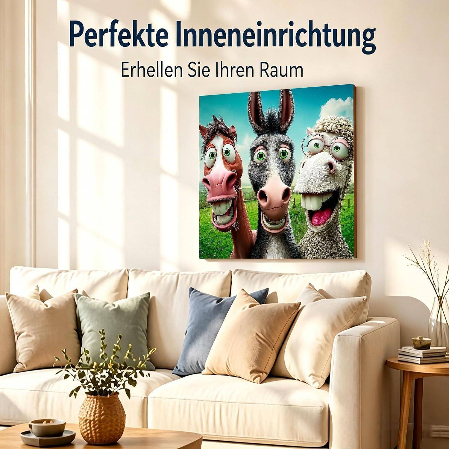 Wohnzimmer mit cremefarbenem Sofa und bunten Kissen unter Wandkunst; deutscher Text besagt „Perfekte Inneneinrichtung" und „Erhellen Sie Ihren Raum"".