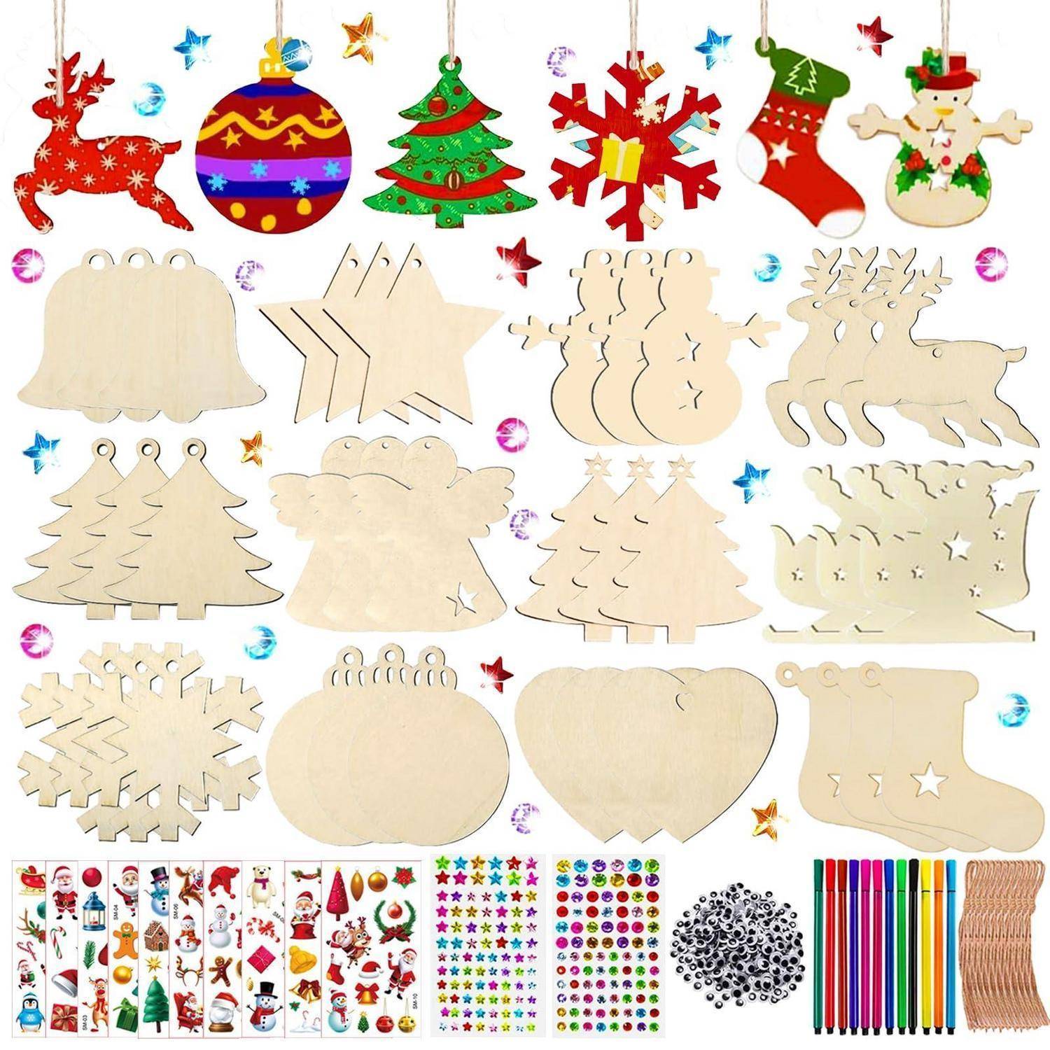 Sortierte unvollendete Holz-Weihnachtsornamente und Handwerksformen, darunter Strümpfe, Schneeflocken, Bäume, Sterne, Glocken und Rentiere, mit Dekorationsmaterialien darunter.