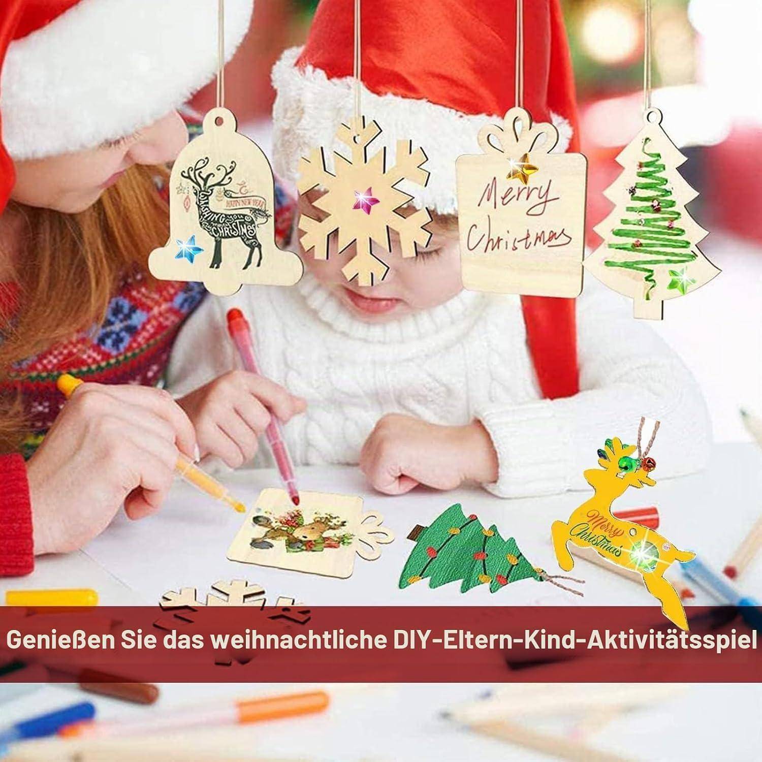 Kind und Erwachsener in Weihnachtsmützen dekorieren Weihnachtsornamente an einem Tisch, mit hängenden Holzanhängern und einem 
