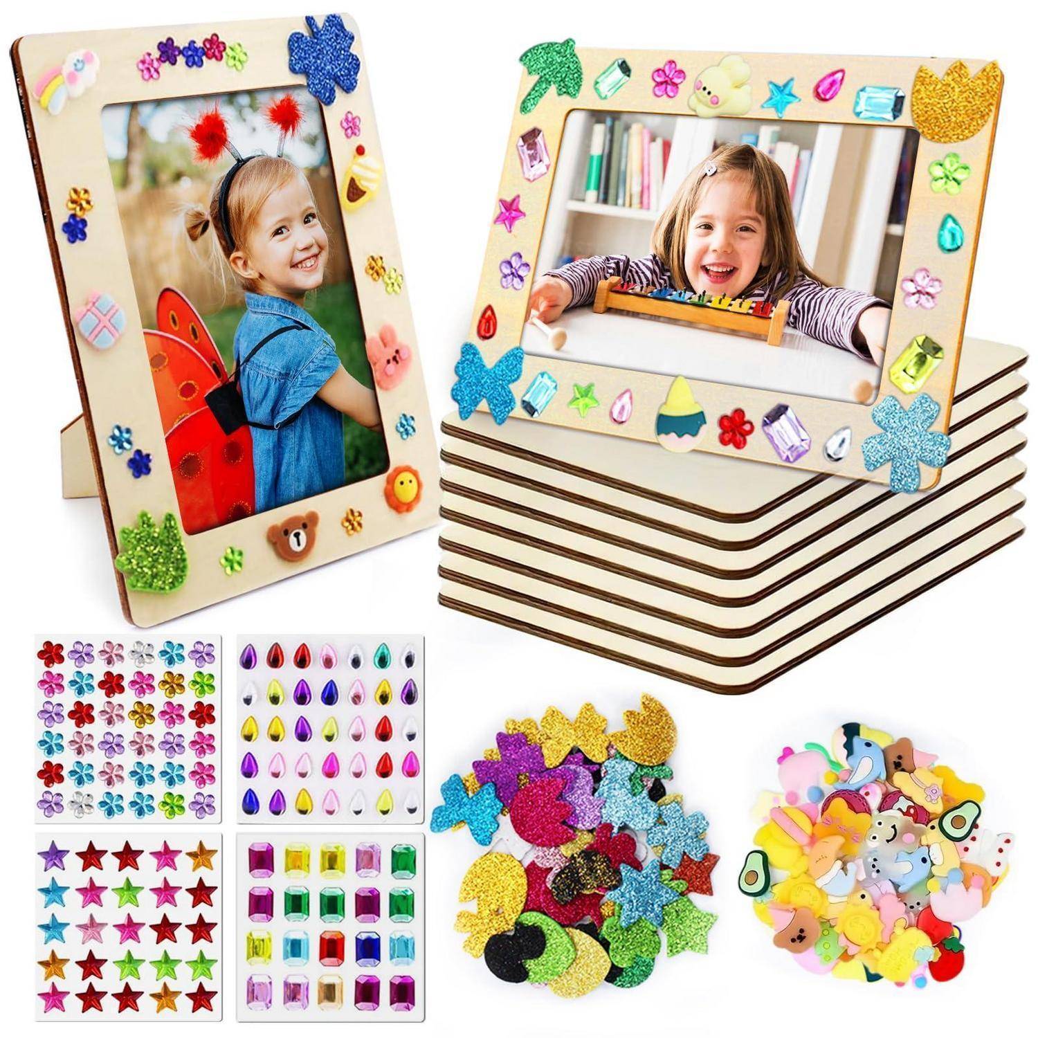Bastelsets zum Verzieren von Holzfotorahmen und Fotomagneten mit bunten Schaumstoff-Aufklebern und Glitzerformen, gezeigt mit Beispielkinderfotos und verschiedenen Verzierungsmaterialien.