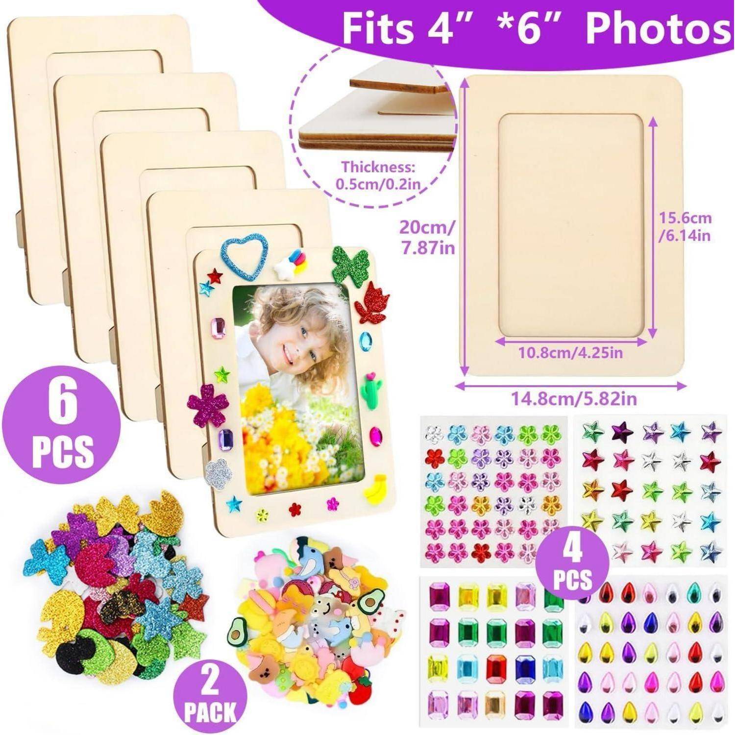Bastelset enthält 6 Fotorahmen für 4x6-Fotos, 4 Packungen Aufkleber und Glitterdekorationen, mit angegebenen Abmessungen und Dicke.