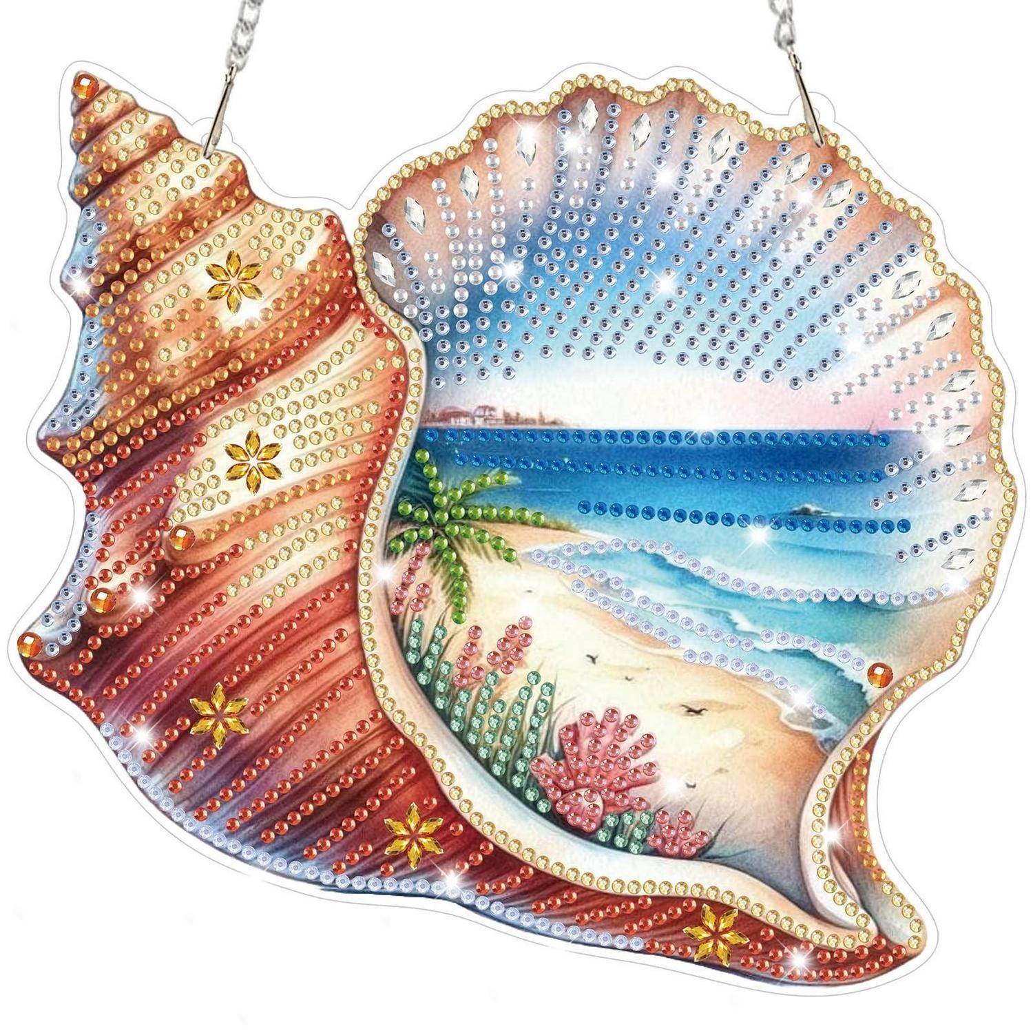 Muschelförmige Wanddekoration mit Edelsteinen, bemalte tropische Strandszene mit Ozean, Palme und funkelnden Strassstein-Akzenten.