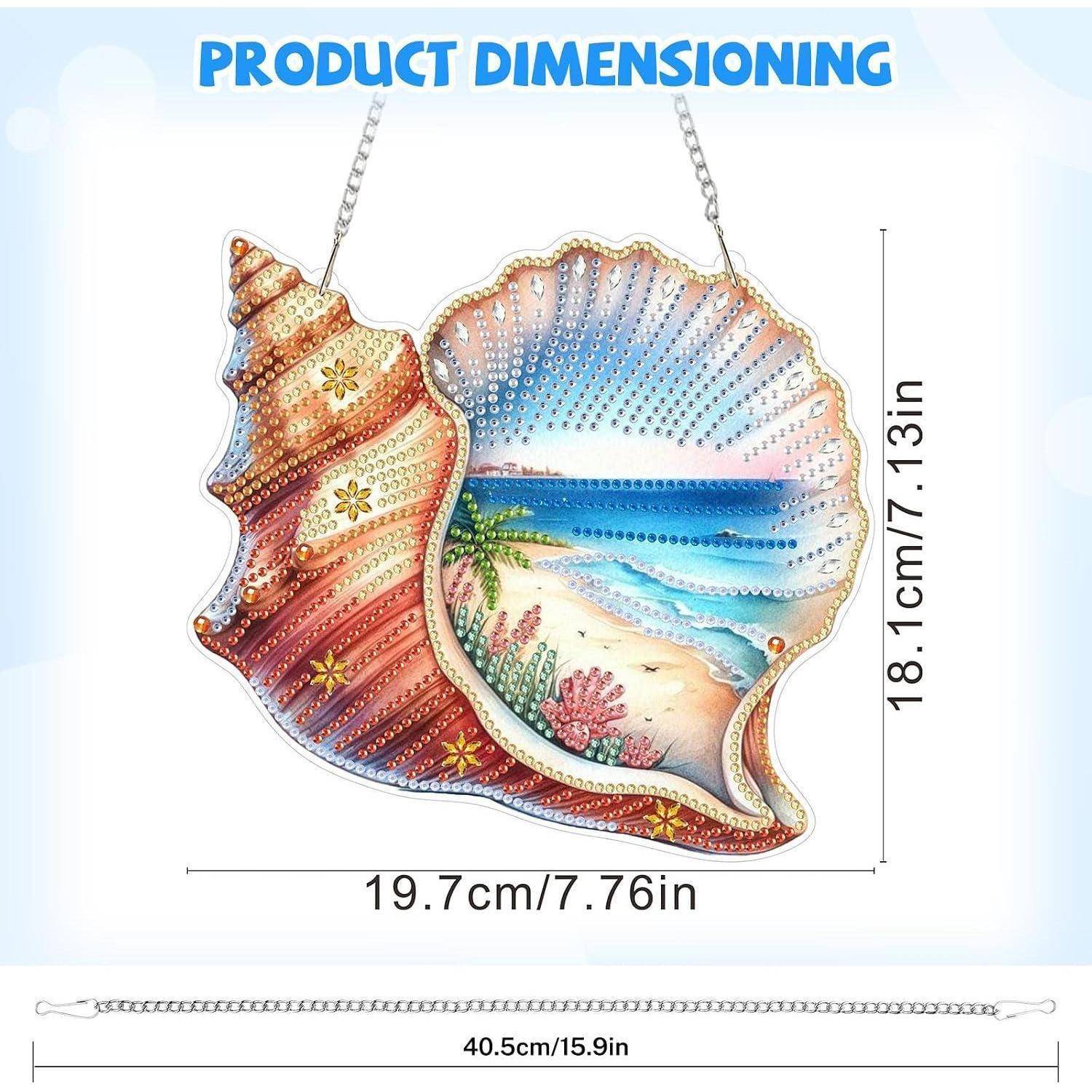 Produktdimensionierungsdiagramm einer muschelförmigen Strandwanddekoration an einer Kette, 19,7 cm breit x 18,1 cm hoch; Kettenlänge 40,5 cm.
