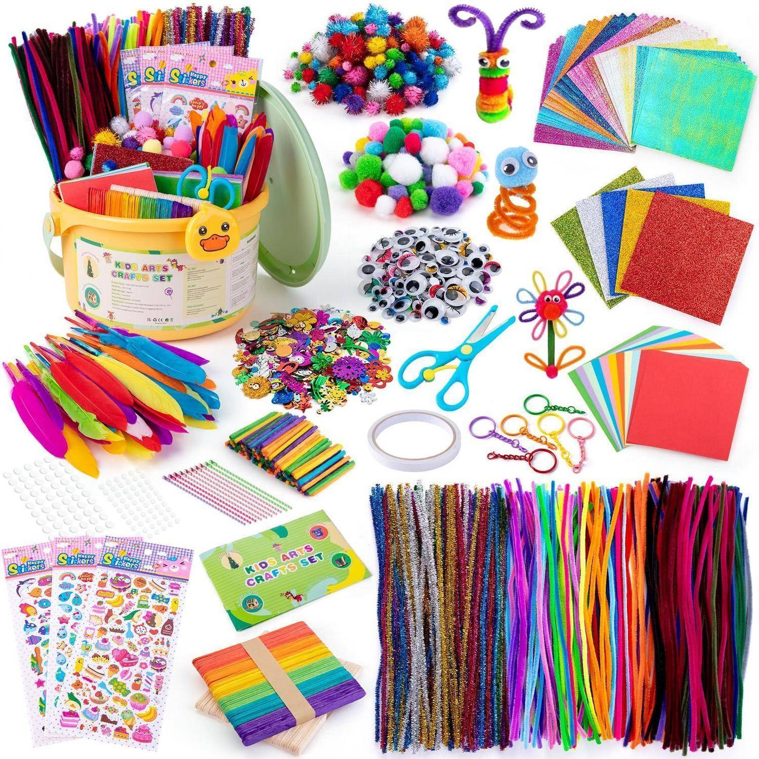 Verschiedene Bastelmaterialien für Kinder verteilt, einschließlich Pfeifenreiniger, Federn, Bommel, Wackelaugen, Glitterpapier, Aufkleber, Schere und Perlen.