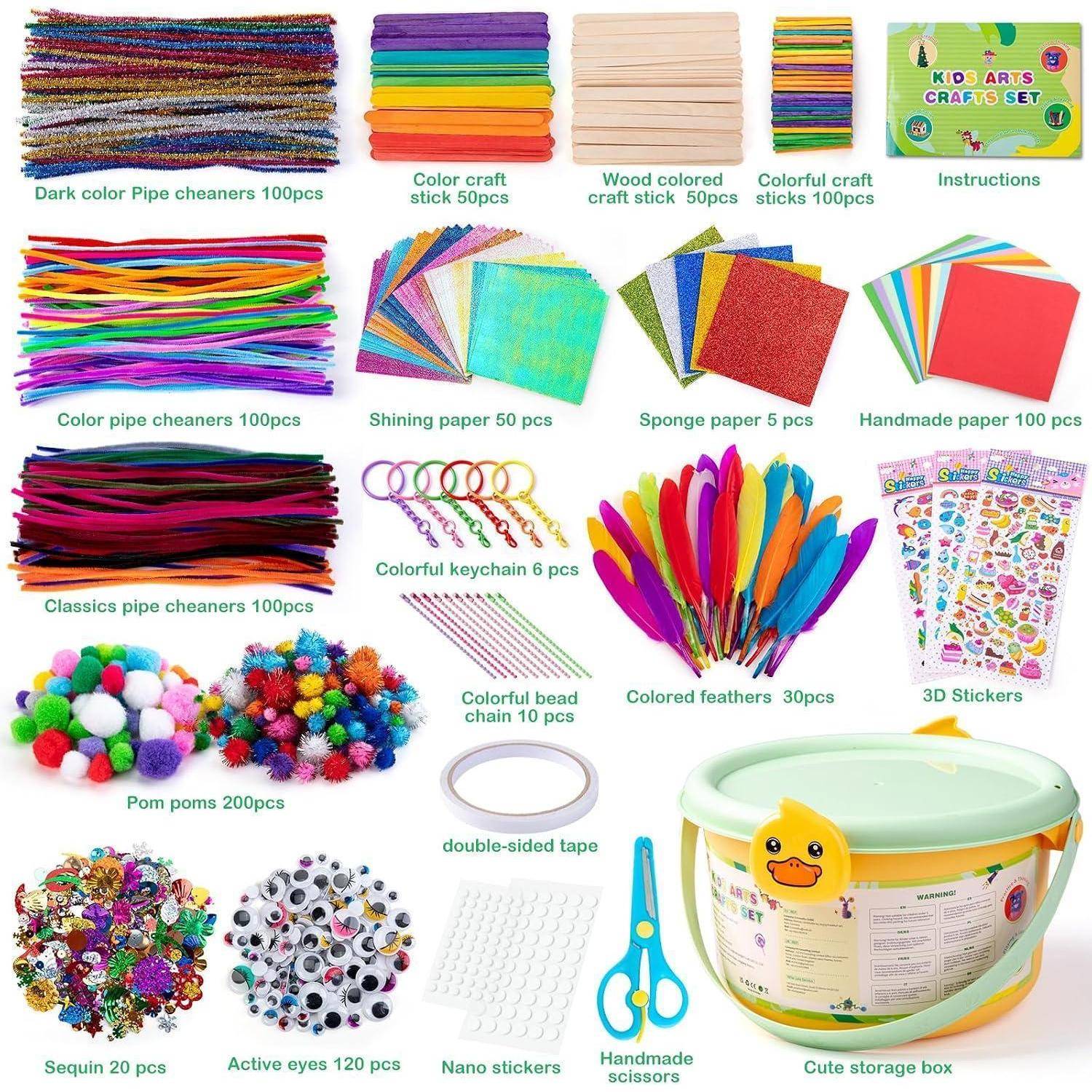 Collage von Bastelmaterialien für Kinder mit beschrifteten Gegenständen und Mengenangaben, einschließlich Pfeifenreiniger, Bastelstäbe, Papier, Federn, Aufkleber, Pompoms, Pailletten, Schere, Klebeband und eine Aufbewahrungsbox.