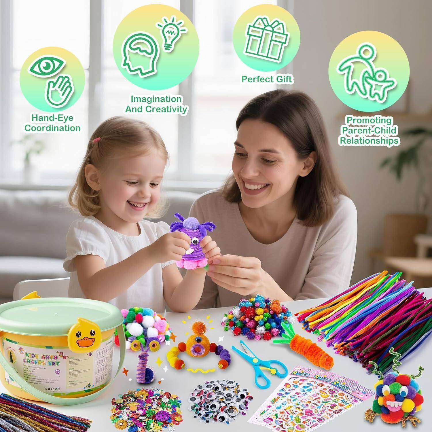 Mutter und kleines Mädchen basteln zusammen an einem Tisch mit farbenfrohem Bastelmaterial; Symbole heben Auge-Hand-Koordination, Kreativität, Geschenk und Eltern-Kind-Bindung hervor.