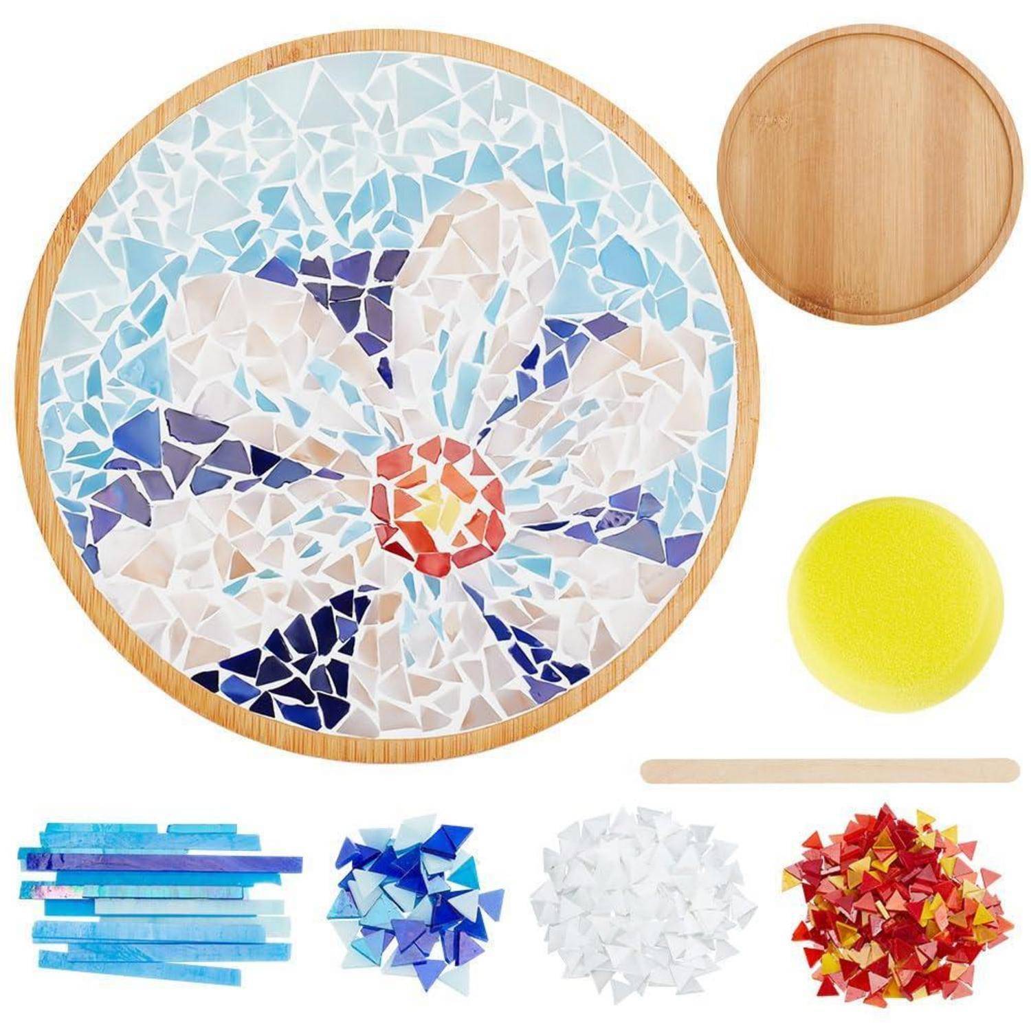 Mosaik-Bastelset mit einem runden Tablett, das mit einem Blumenmuster gefüllt ist, plus Holzdeckel, Schwamm, Stab und Haufen blauer, weißer und roter Mosaiksteine.