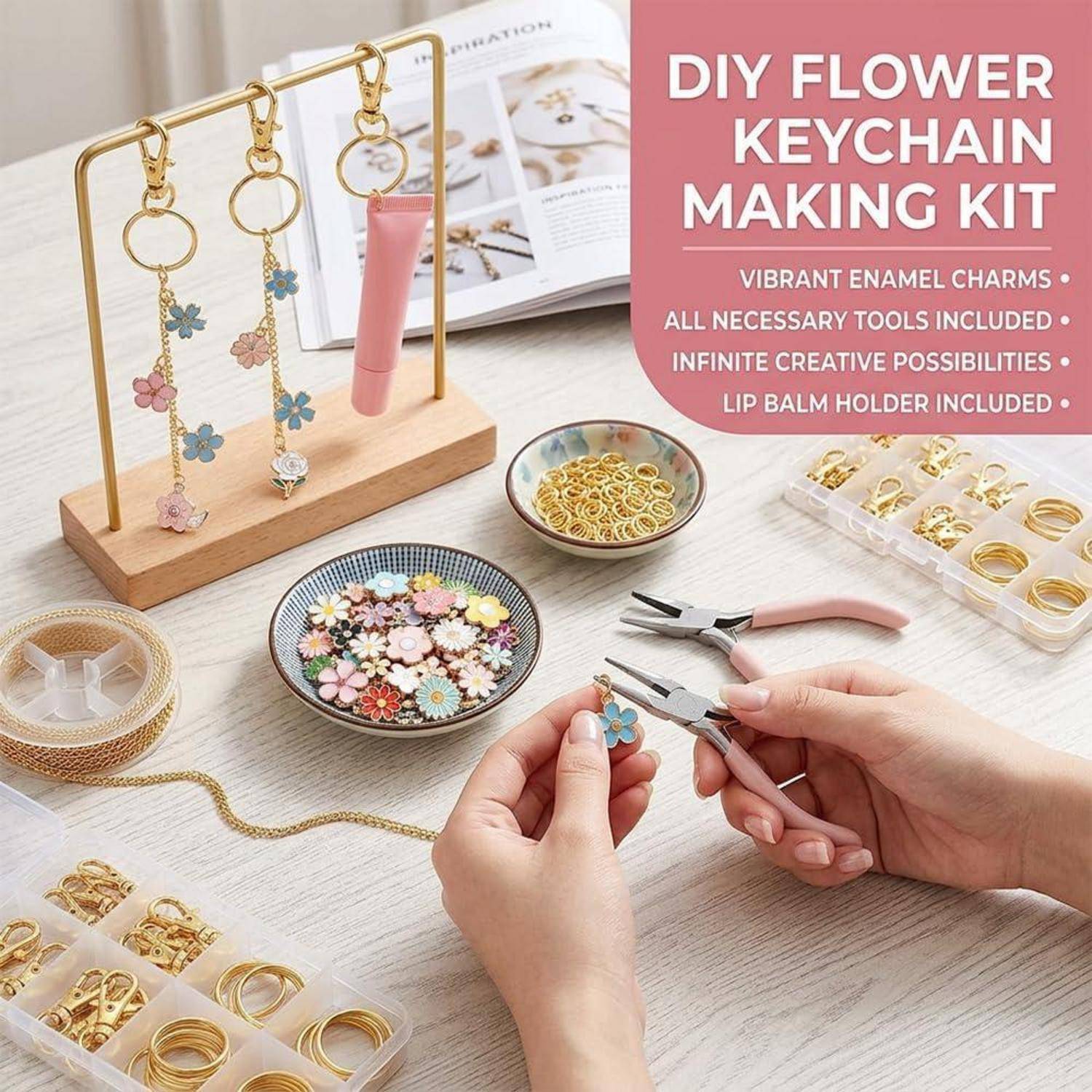 DIY Blumenschlüsselanhänger-Bastelset mit Emaille-Anhängern, Werkzeugen und Beispielen von fertigen Schlüsselanhängern, die auf einem Tisch ausgestellt sind.