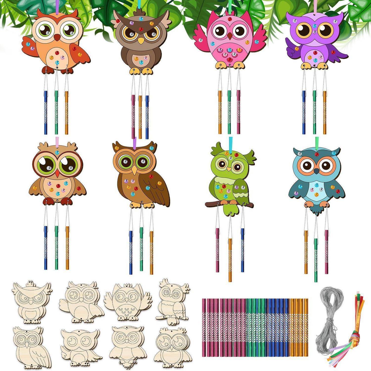 Ein Satz farbenfroher eulenfömiger Hängekünstler mit langen Quasten, gezeigt in mehreren Designs plus leere Vorlagen, Stickgarn und Garn zum Herstellen derselben.